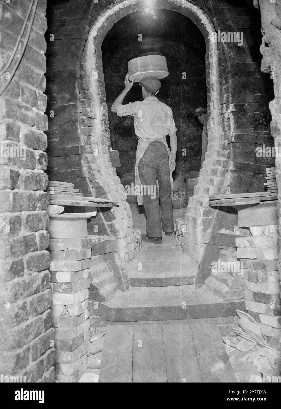 Craft of the Potter - Stoke-on-Trent - Ein Angreifer chinas wird in die Öfen gebracht, um die Töpfereien von W T Copelands & Sons , Limited , Macher von Spode china in Stoke-on-Trent, Staffordshire, zu feuern - August 1949 Stockfoto