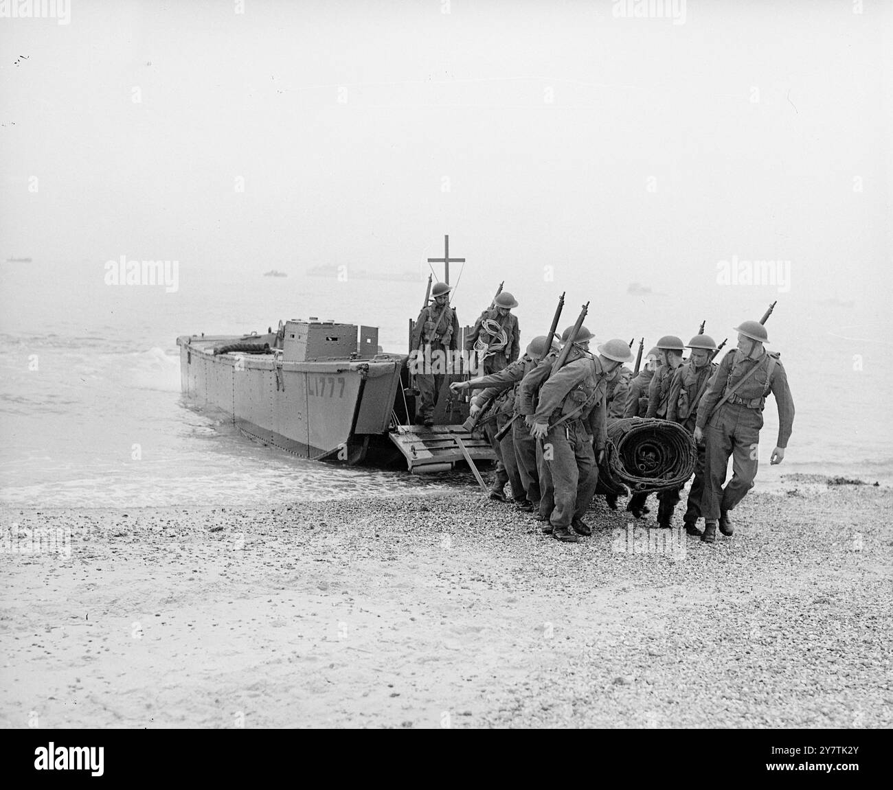 Invaders machen eine LandungEastney , Portsmouth : bei einer Probe für die Navy - Army - Übung " Camberley " kommt hier ein Sherman - Panzer von einem der Landungsboote an Land , die an dem Scheinangriff beteiligt sind . Die Offiziere, die das Staff College besuchen, werden Camberley Zuschauer bei dieser Übung sein - die größte ihrer Art seit dem Krieg. Amphibienbehälter , Jeeps und die neueste Ausrüstung , die für solche Operationen verwendet wird , werden gezeigt . 27. September 1949 Stockfoto