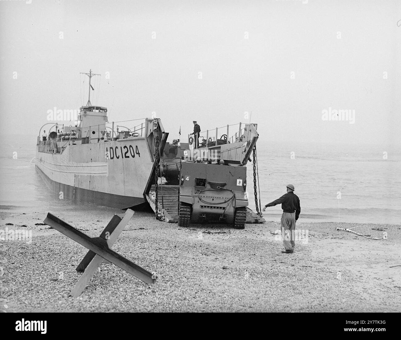 Invaders machen eine LandungEastney , Portsmouth : bei einer Probe für die Navy - Army - Übung " Camberley " kommt hier ein Sherman - Panzer von einem der Landungsboote an Land , die an dem Scheinangriff beteiligt sind . Die Offiziere, die das Staff College besuchen, werden Camberley Zuschauer bei dieser Übung sein - die größte ihrer Art seit dem Krieg. Amphibienbehälter , Jeeps und die neueste Ausrüstung , die für solche Operationen verwendet wird , werden gezeigt . 27. September 1949 Stockfoto