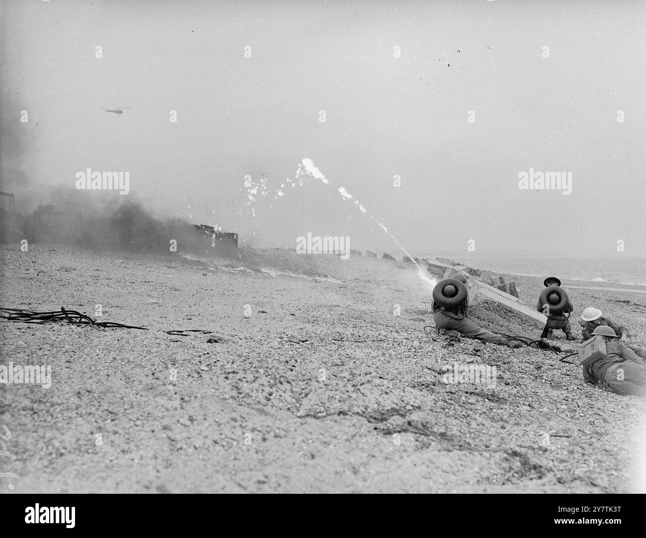 Invaders machen eine LandungEastney , Portsmouth : bei einer Probe für die Navy - Army - Übung " Camberley " kommt hier ein Sherman - Panzer von einem der Landungsboote an Land , die an dem Scheinangriff beteiligt sind . Die Offiziere, die das Staff College besuchen, werden Camberley Zuschauer bei dieser Übung sein - die größte ihrer Art seit dem Krieg. Amphibienbehälter , Jeeps und die neueste Ausrüstung , die für solche Operationen verwendet wird , werden gezeigt . 27. September 1949 Stockfoto
