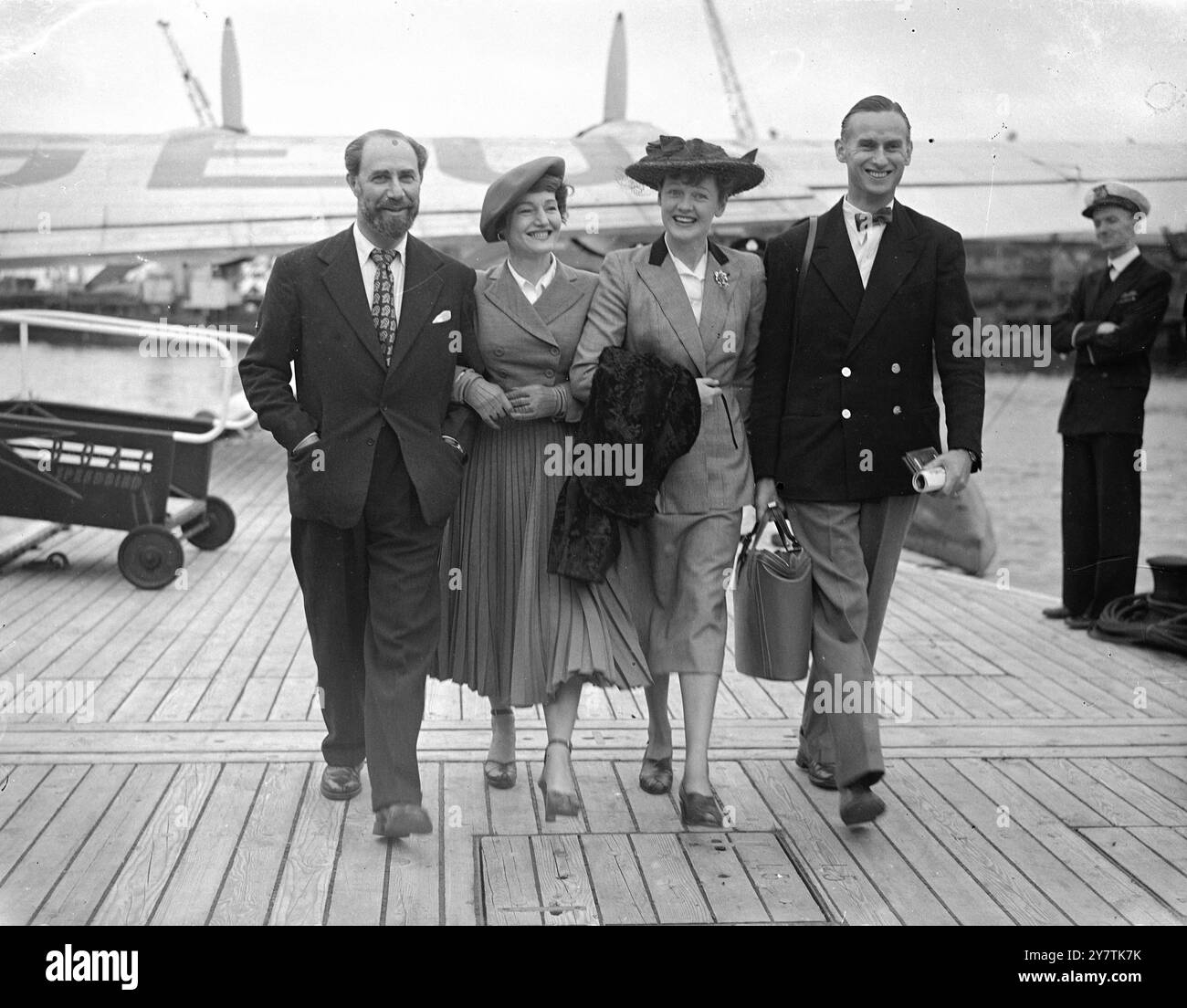 Southampton , England : Benn Levy , Parlamentsabgeordneter und Dramatiker mit seiner Frau Schauspielerin Constance Cummings , Schauspielerin Rosamund John und WingCommander Barry Aikman , 35, ehemaliger Coastal Command Pilot und Geschäftsführer von Aquila Airways auf dem ersten Flug des neuen kommerziellen Luftverkehrs zwischen Großbritannien und Madeira. Der neue Dienst ist beng, der mit Flugbooten von Aquila Airways betrieben wird – als Partner von British European Airways am .11. Juni 1949 Stockfoto