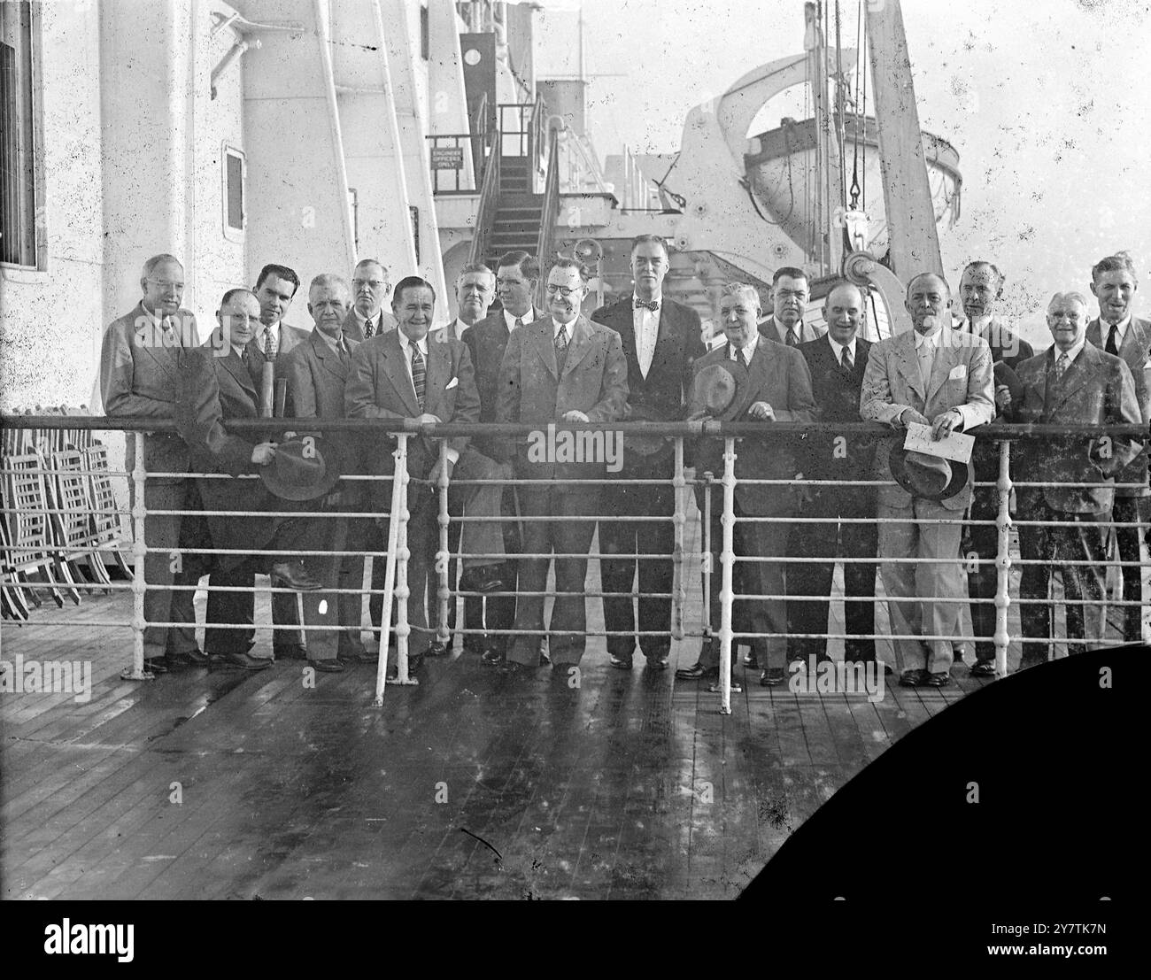 Amerikanische Kongressabgeordnete besuchen Großbritannien in der Krise. Die britische Wirtschaftskrise und die Maßnahmen zur Bewältigung dieser Krise werden von einer Partei aus erster Hand betrachtet, die Mitglieder des Ausschusses für auswärtige Angelegenheiten des Repräsentantenhauses der Vereinten Nationen Ytates vertritt, die an Bord der Queen Mary nach Southampton gekommen ist. Sie sind hier für eine Wirbelsturm-Tour durch Großbritannien, das von Engpässen heimgesucht wird. Von links nach rechts : The Senators on Arrival - John Kunkel (Pennsylvania), Francis Case (South Dakota); Ricard Nixon (Charleston); Francis Walters (Pennsylvania); C W Vursell (Illinois); John M Morys (Ohio); James P Richards (South Carolina); Georg Stockfoto