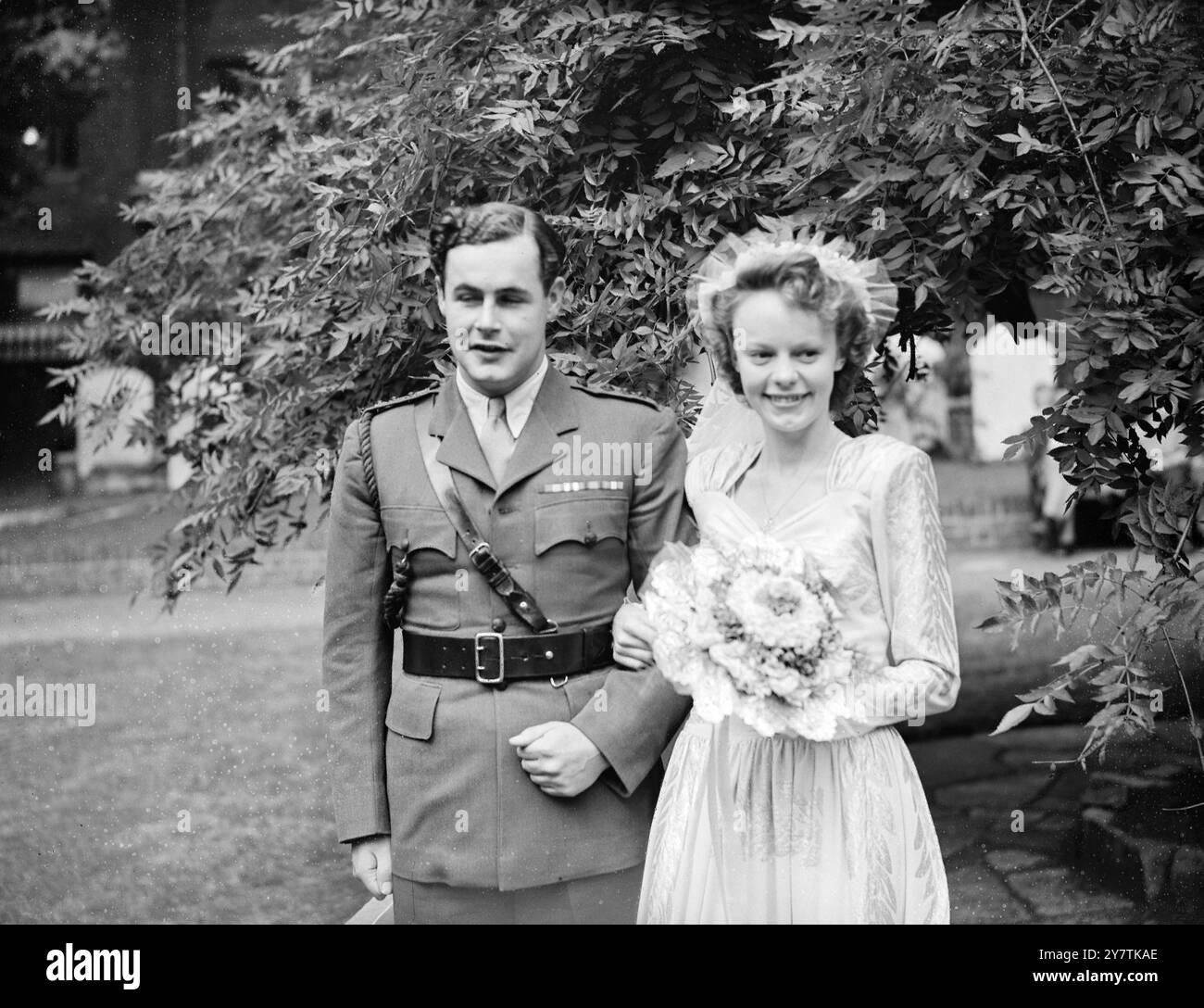 Filmschauspielerin heiratete in der Savoy ChapelMiss June Holden , die gerade einen langfristigen Vertrag in britischen Filmen erhielt , war mit Captain William Clark von der Rifle Brigade in der King's Chapel of the Savoy verheiratet . 21. Juni 1947 Stockfoto