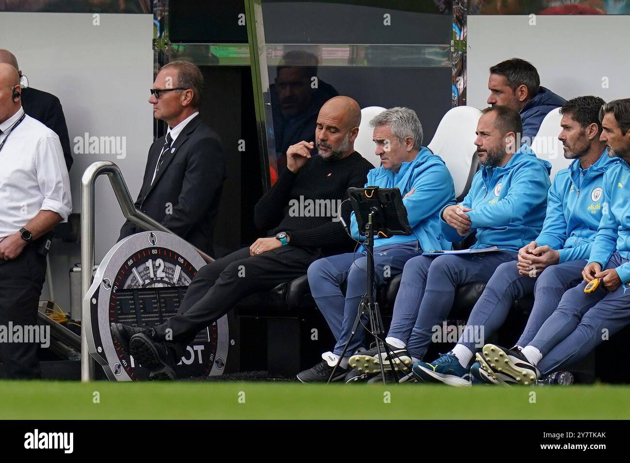 Newcastle, Großbritannien. September 2024. Manchester City Manager PEP Guardiola und Assistant Coach Juanma Lillo während des Spiels Newcastle United FC gegen Manchester City FC English Premier League in St. James' Park, Newcastle, England, Vereinigtes Königreich am 28. September 2024 Credit: Every Second Media/Alamy Live News Stockfoto