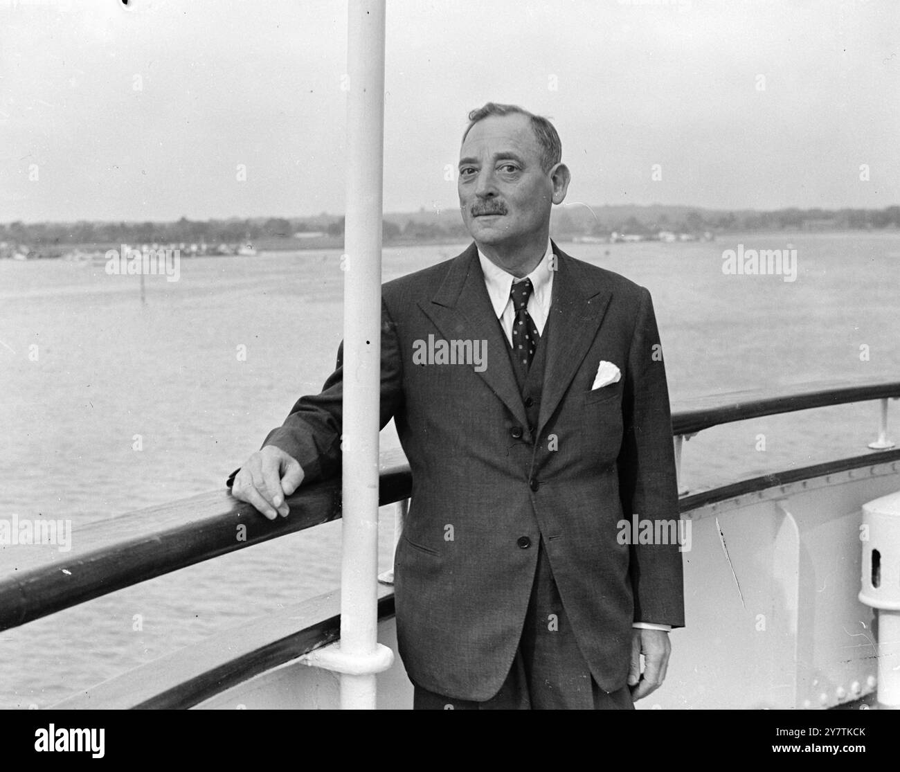 Sir Ernest Oppenheimer, Leiter des de Beers Diamantkombinats, Königreich der Diamantenwelt und angeblich einer der reichsten Männer der Erde, kam am 13. Juni 1947 von Südafrika nach Southampton in der Capetown Castle13 an Stockfoto