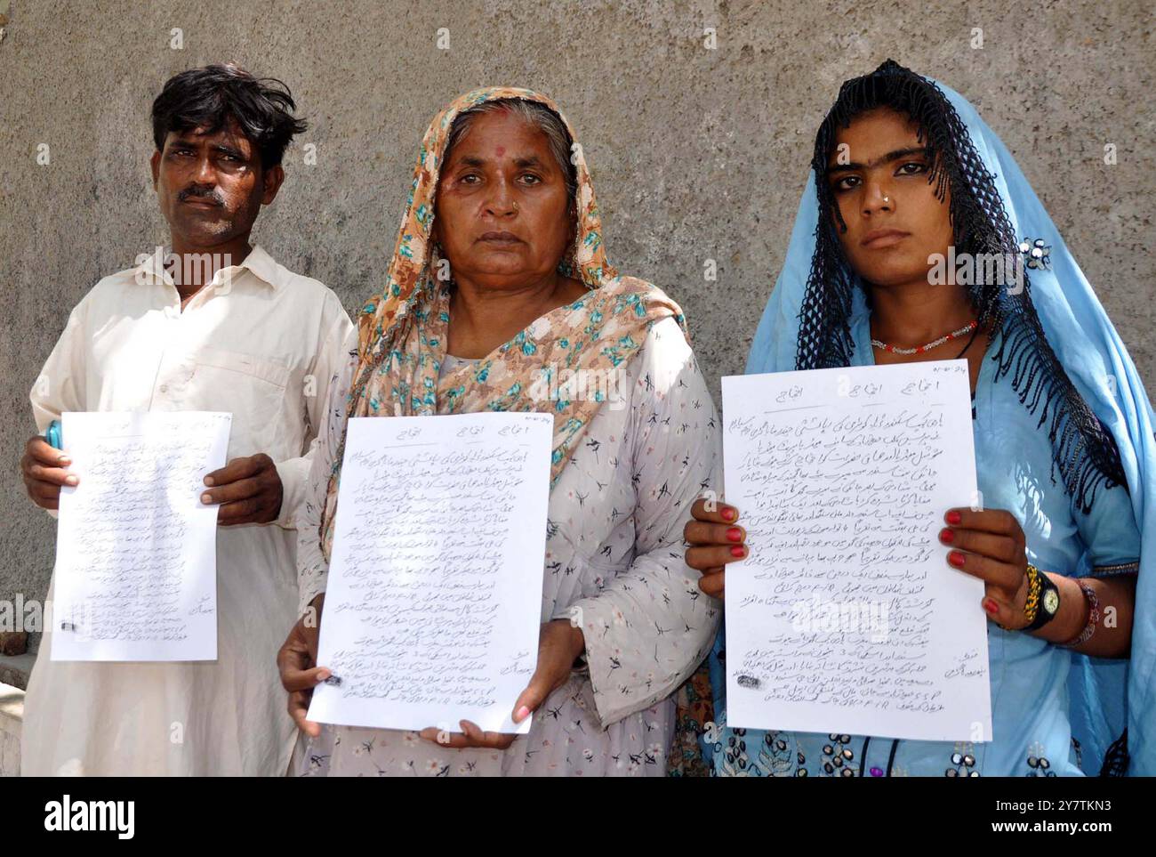 HYDERABAD, PAKISTAN, Quetta, 1. Oktober 2024. Die Einwohner von Kotri halten am Dienstag, den 1. Oktober 2024, im Pressesaal von Hyderabad eine Protestdemonstration gegen die hohe Händigkeit der Polizei und einflussreicher Menschen ab. Stockfoto