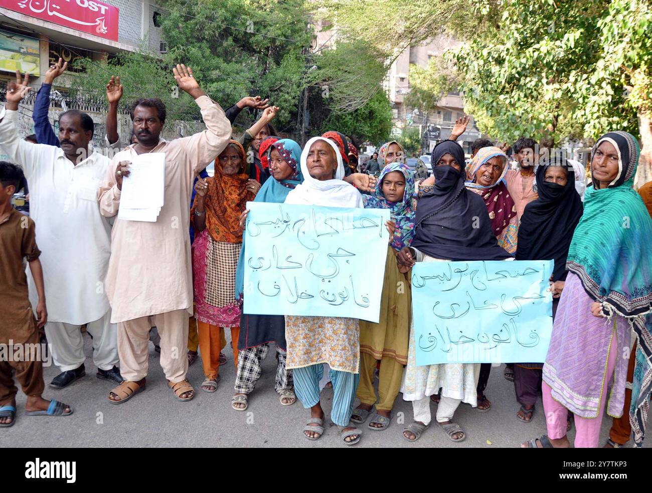 HYDERABAD, PAKISTAN, Quetta, 1. Oktober 2024. Die Bewohner von Ghanghro Mori halten am Dienstag, den 1. Oktober 2024, im Pressesaal von Hyderabad eine Protestdemonstration gegen die hohe Unversehrtheit der Polizei ab. Stockfoto