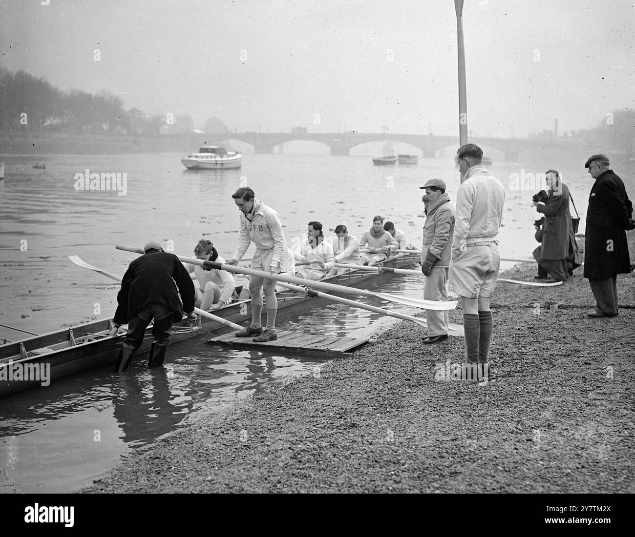 Cambridge Crew Triumph auf dem ThamesDie Cambridge Crew, die in Puney angekommen ist, um das Training für das Bootsrennen gegen Oxford abzuschließen, ruderte einen kompletten Kurs von Putney nach Mortlake. Das Rennen findet am 29. März statt. 7. März 1947 Stockfoto