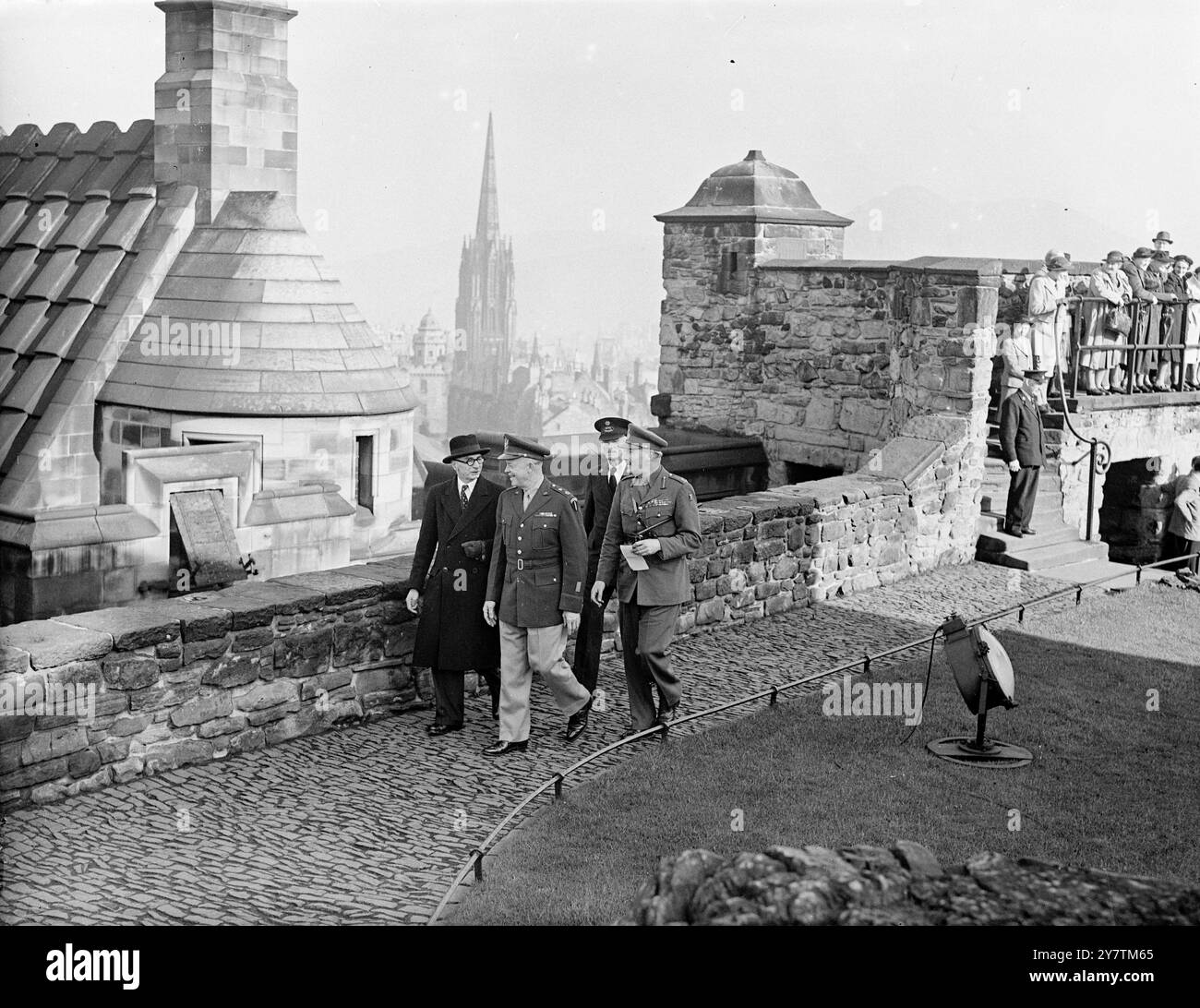 General Dwight D Eisenhower mit General Neil Ritchie GOC Scottish Command und Gouverneur von Edinburgh Castle spazieren auf den Stadtmauern der Edinburgh Castle im Oktober 1946 Stockfoto