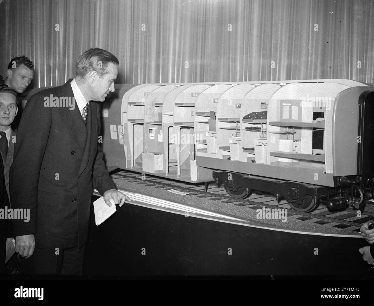 US-Botschafter besucht am Vorabend der Abreise die Ausstellung " Britain Can Make IT " als Sekretär für den neuen Handel Herr Averell Harriman machte seinen letzten öffentlichen Auftritt als Botschafter der Vereinigten Staaten in Großbritannien , als er der Ausstellung " Britain Can Make IT " im Victoria and Albert Museum in London einen Besuch abstattete . Fotoshows: Herr Averell Harriman inspiziert das Modell eines Schlafwagens dritter Klasse auf der Ausstellung am 30. september 1946 Stockfoto