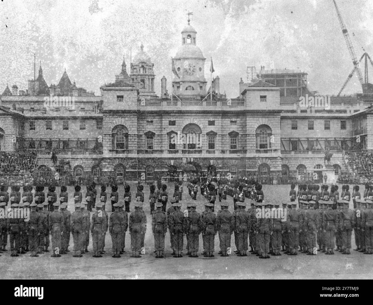 KÖNIGLICHE FAMILIE BEOBACHTET, WIE KÖNIG DEM 3. BATAILLON COLDSTREAM GUARDS NEUE FARBEN PRÄSENTIERT. Die Männer des 3. Bataillons, Coldstream Guards, zeigen ihre neuen Farben während der Zeremonie auf der Pferdegarde Parade heute, als der König als Oberst des Regiments den 300. Jahrestag der Gründung des Regiments mit der Präsentation der neuen Farben bezeichnete. Im Hintergrund werden Mitglieder der königlichen Familie beobachtet, darunter Königin Mary, Prinzessin Margaret und die Königin. 5. Juli 1950 Stockfoto