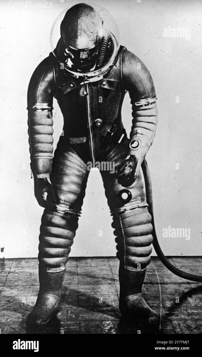 " Taucher " der StratosphärenDer Pilot der United States Army Air Force trägt einen Zeitdruckanzug für den Einsatz in der Stratosphäre . Der Anzug , der von einer transparenten Kuppel überragt wird und eine gewisse Ähnlichkeit mit einem Taucheranzug aufweist , bietet Schutz in Höhenlagen in der Nachbarschaft von 58.000 Fuß am 28. September 1946 Stockfoto