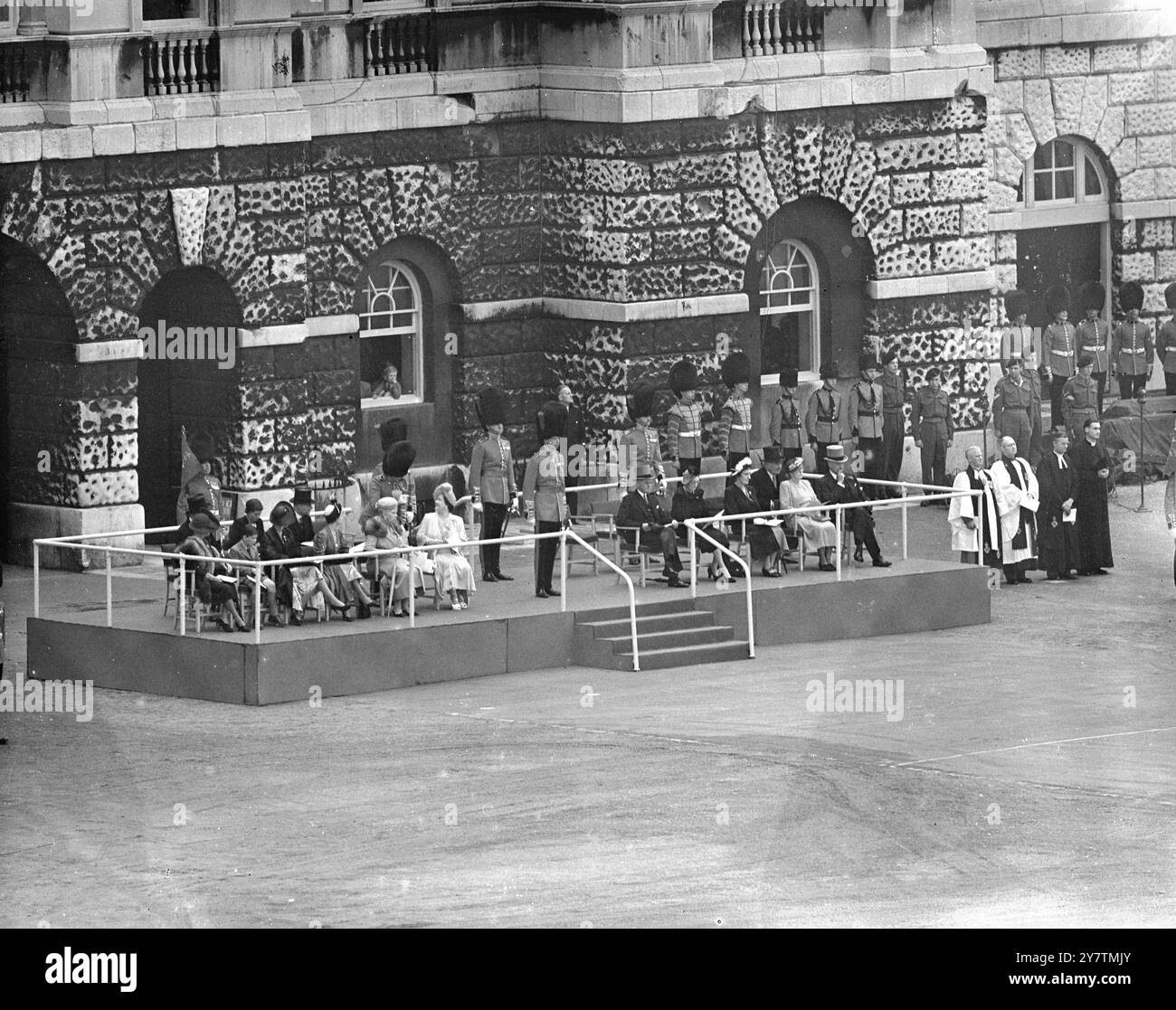 DER KÖNIG GRÜSST SIE BEI DER VERLEIHUNG DER FARBEN. Die Szene auf der Pferdegardparade als König (mitten im Daiis) würdigt die Veteranen der Coldstream Guards während der Zeremonie, in der der König dem 3. Bataillon anlässlich des 300. Jahrestages der Bildung des Regiments neue Farben präsentierte. Andere, die auf dem Dais zu sehen sind, sind (links) die Herzogin von Kent mit ihrem Sohn, Prinz Michael, und Prinzessin Margaret, Königin Maria und Königin. 5. Juli 1950 Stockfoto