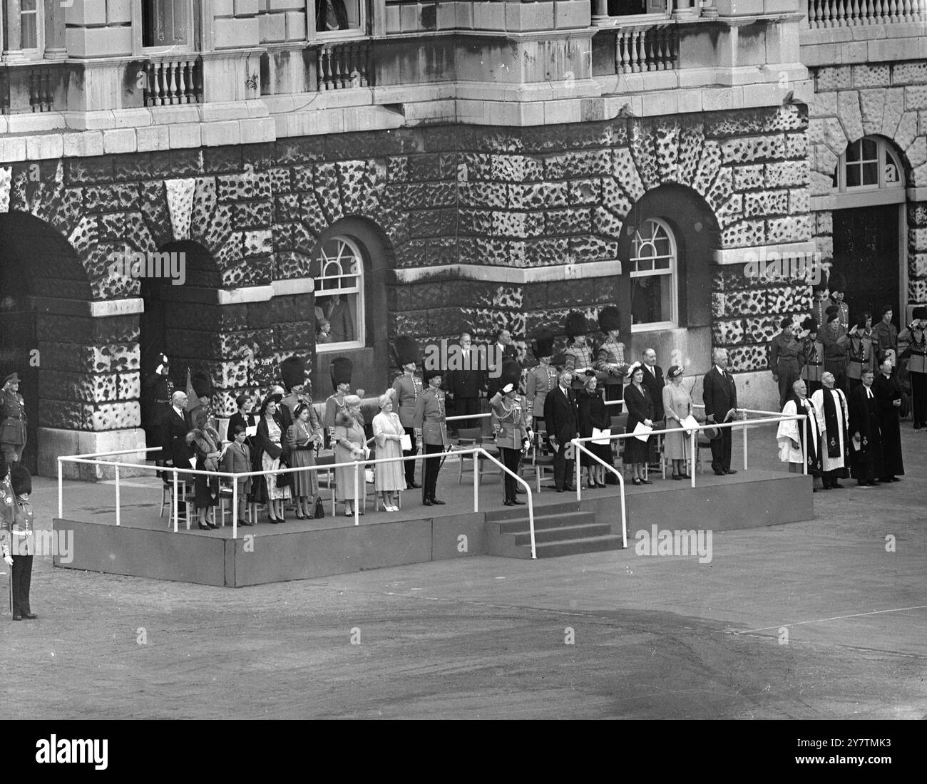 DER KÖNIG GRÜSST SIE BEI DER VERLEIHUNG DER FARBEN. Die Szene auf der Pferdegardparade als König (mitten im Daiis) würdigt die Veteranen der Coldstream Guards während der Zeremonie, in der der König dem 3. Bataillon anlässlich des 300. Jahrestages der Bildung des Regiments neue Farben präsentierte. Andere, die auf dem Dais zu sehen sind, sind (links) die Herzogin von Kent mit ihrem Sohn, Prinz Michael, und Prinzessin Margaret, Königin Maria und Königin. 5. Juli 1950 Stockfoto