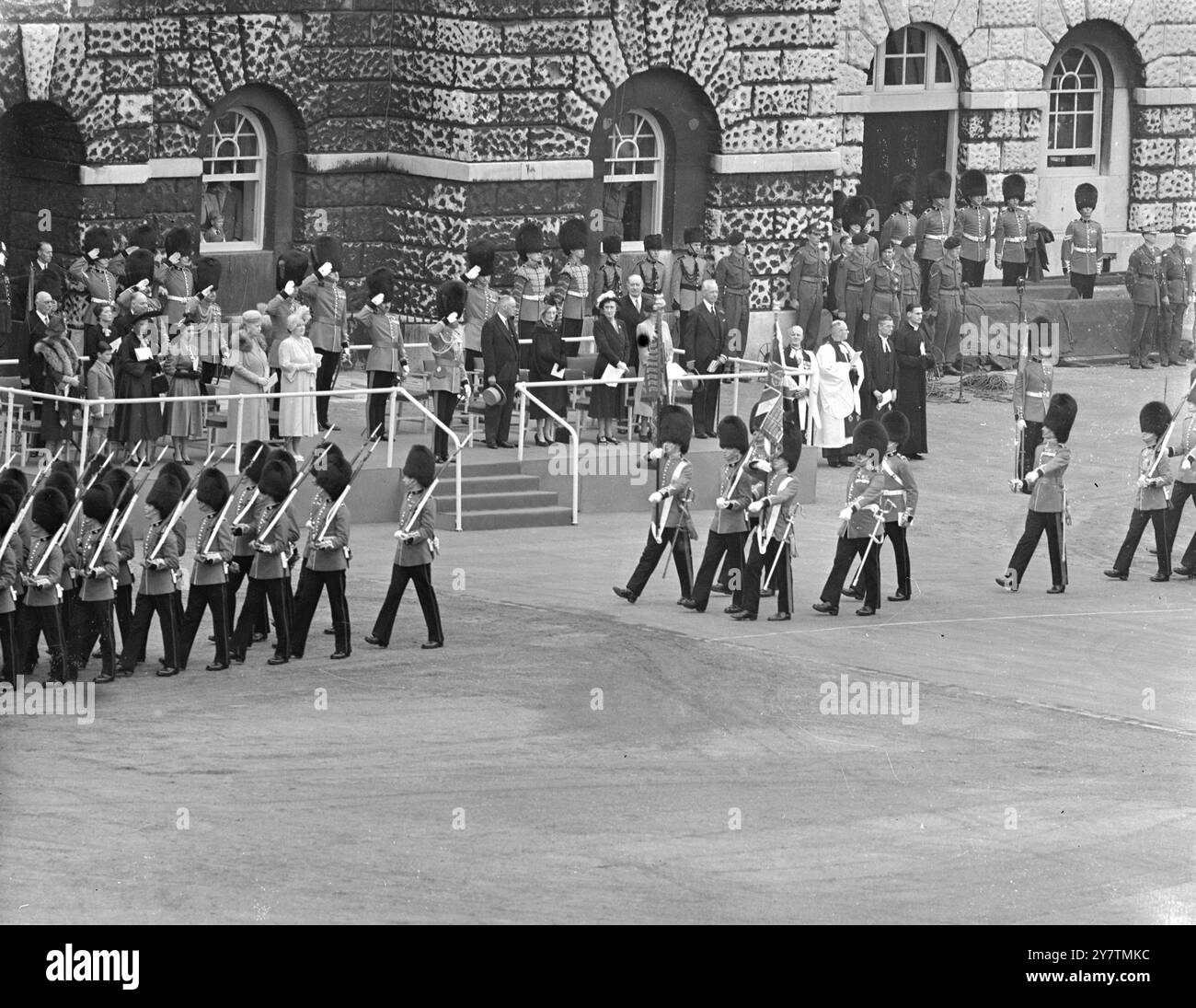 DER KÖNIG GRÜSST SIE BEI DER VERLEIHUNG DER FARBEN. Die Szene auf der Pferdegardparade als König (mitten im Daiis) würdigt die Veteranen der Coldstream Guards während der Zeremonie, in der der König dem 3. Bataillon anlässlich des 300. Jahrestages der Bildung des Regiments neue Farben präsentierte. Andere, die auf dem Dais zu sehen sind, sind (links) die Herzogin von Kent mit ihrem Sohn, Prinz Michael, und Prinzessin Margaret, Königin Maria und Königin. 5. Juli 1950 Stockfoto