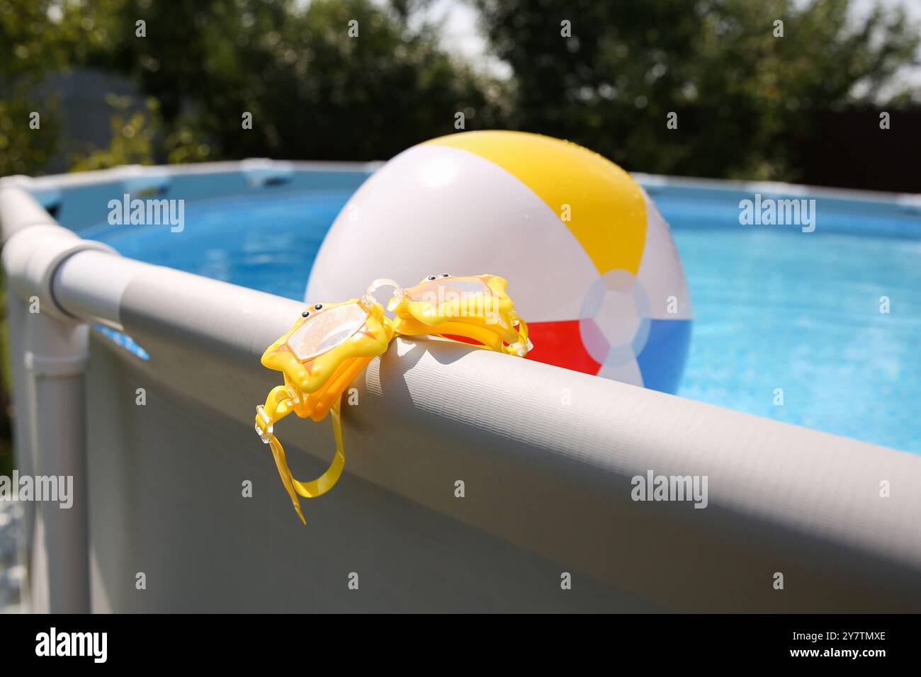 Schwimmbrille für Kinder auf der oberen Schiene des Pools, Nahaufnahme Stockfoto