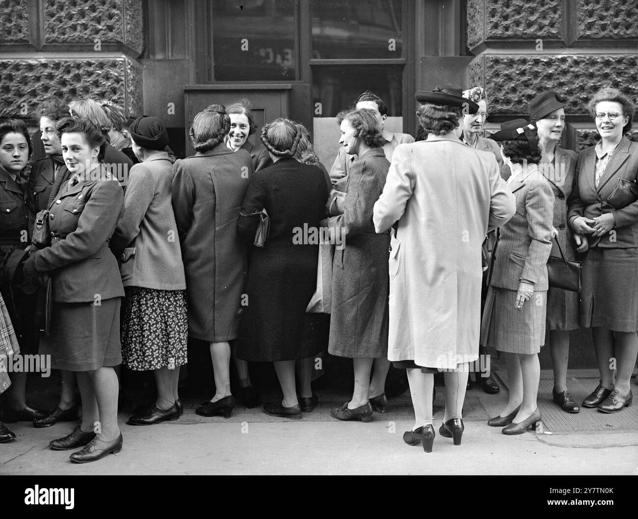 Unglückliche Leute, die im Old Bailey warteten, um in den öffentlichen Teil des Gerichts zu gelangen, um den Neville Heath-Mordprozess zu eröffnen, und dann fanden, dass alle Sitze besetzt waren. Nur die ersten 23 Personen in der Warteschlange erhielten am .24. September 1946 Einlass Stockfoto