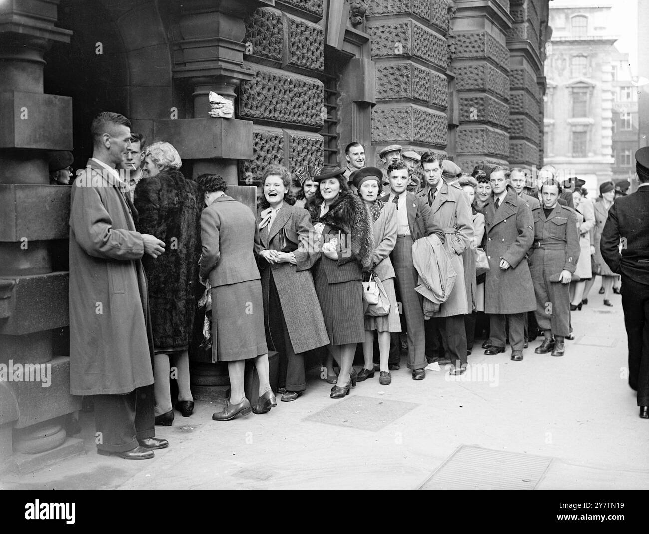 Frauen in Old Bailey Schlange für die Eröffnung des Neville Heath Prozesses, mutmaßlicher Mörder von Margery Gardner, 35-jähriger Film extra und Doreen Marshall, 21-jähriger Ex-Wren. Foto zeigt: Frauen, einige tragen Pelze in der Warteschlange vor dem Old Bailey in der Hoffnung, am Eröffnungstag des Heideprozesses Einlass zu erhalten. Einige Leute hatten die ganze Nacht am 24. September 1946 gewartet Stockfoto