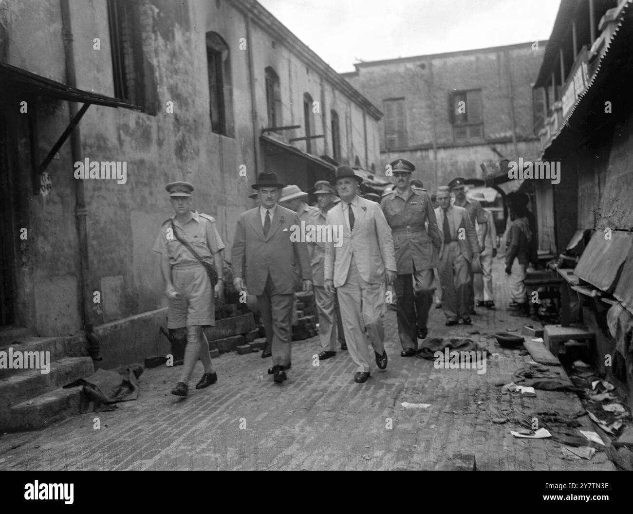 Vizekönig Views Szenen von Ruinen in CalcuttaField Marshal Lord Wavell, Vizekönig von Indien, flog von Delhi nach Kalkutta und machte eine ausgedehnte Tour durch die Stadt, um sich mit der Situation vertraut zu machen, nach den blutigen Unruhen, bei denen viele Menschen getötet wurden. Fotoshows : der Vizekönig , Lord Wavell ( leichte Anzüge ) auf einem muslimischen Markt in Kalkutta , wo mehr als vierzig Leichen gefunden wurden , während seiner Stadtrundfahrt . Mit ihm, in Zivilkleidung und mit dunklem Hut, ist der Gouverneur von Bengalen, Sir Frederick Burrows, 26. September 1946 Stockfoto