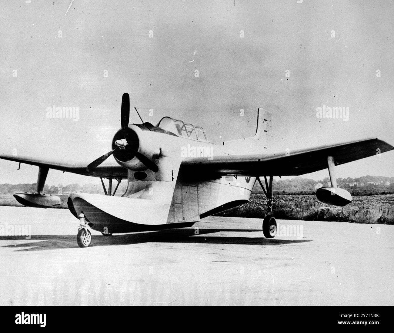 Die US Navy hat ein neues AmphibienDas neue Amphibienflugzeug XJL-7 , entworfen und entwickelt von der Columbia Aircraft Corporation für die United States Navy, wird in Valley Stream, New York getestet das Flugzeug ist ein Mittelflügelflugzeug, das von einem Motor mit 1.425 PS angetrieben und mit JATO (Jet-Assisted Take-off) für Rettungseinsätze in schwerer See ausgestattet ist . Es hat eine Höchstgeschwindigkeit von mehr als 200 km/h auf Meereshöhe und eine Serviceobergrenze von über 23.000 Fuß. Die Länge beträgt 43 Fuß und die Flügelspanne 50 Fuß. Das Flugzeug verfügt über ein Katapaultgetriebe, eine Auffangvorrichtung und Klappflügel für c Stockfoto Die US Navy hat ein neues AmphibienDas neue Amphibienflugzeug XJL-7 , entworfen und entwickelt von der Columbia Aircraft Corporation für die United States Navy, wird in Valley Stream, New York getestet das Flugzeug ist ein Mittelflügelflugzeug, das von einem Motor mit 1.425 PS angetrieben und mit JATO (Jet-Assisted Take-off) für Rettungseinsätze in schwerer See ausgestattet ist . Es hat eine Höchstgeschwindigkeit von mehr als 200 km/h auf Meereshöhe und eine Serviceobergrenze von über 23.000 Fuß. Die Länge beträgt 43 Fuß und die Flügelspanne 50 Fuß. Das Flugzeug verfügt über ein Katapaultgetriebe, eine Auffangvorrichtung und Klappflügel für c Stockfoto