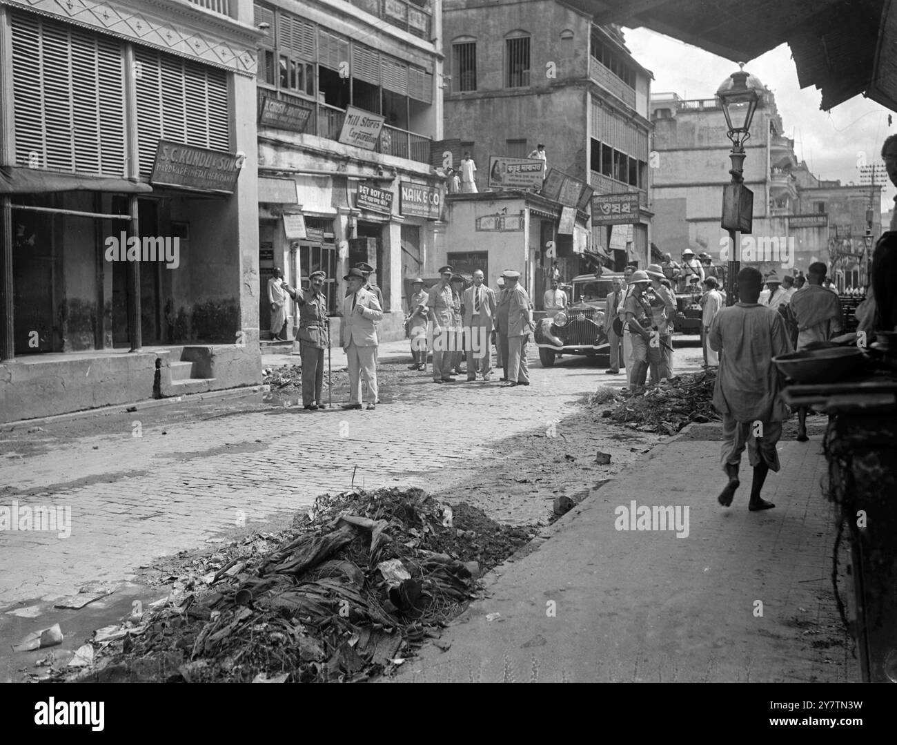 Vizekönig Views Szenen von Ruinen in CalcuttaField Marshal Lord Wavell, Vizekönig von Indien, flog von Delhi nach Kalkutta und machte eine ausgedehnte Tour durch die Stadt, um sich mit der Situation vertraut zu machen, nach den blutigen Unruhen, bei denen viele Menschen getötet wurden. Fotoshows: Der Vizekönig, Lord Wavell (leichte Anzüge), der während seiner Stadtrundfahrt Schäden in einer Straße von Kalkutta inspiziert. Beachten Sie die bewaffneten Schutzvorrichtungen. 26. September 1946 Stockfoto