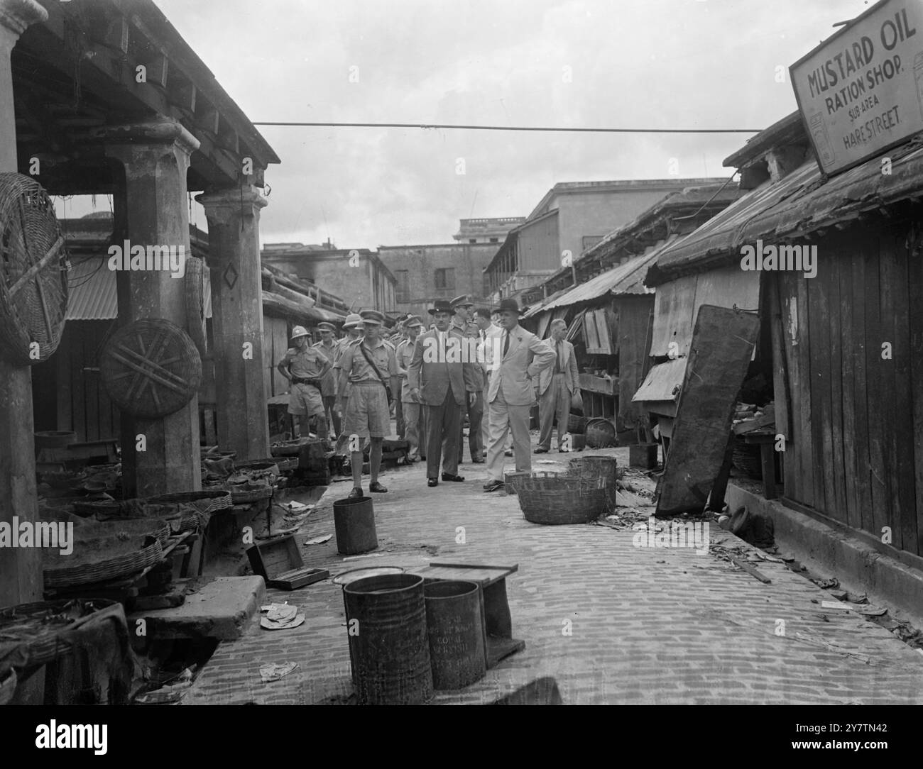 Vizekönig Views Szenen von Ruinen in CalcuttaField Marshal Lord Wavell, Vizekönig von Indien, flog von Delhi nach Kalkutta und machte eine ausgedehnte Tour durch die Stadt, um sich mit der Situation vertraut zu machen, nach den blutigen Unruhen, bei denen viele Menschen getötet wurden. Foto zeigt: Der Vizekönig, Lord Wavell (leichte Klage) mit dem Gouverneur von Bengalen, Sir Frederick Burrows , die Schäden auf einem einheimischen muslimischen Markt in kalkutta untersuchen, wo mehr als vierzig bei den Unruhen am 26. September 1946 getötet wurden Stockfoto
