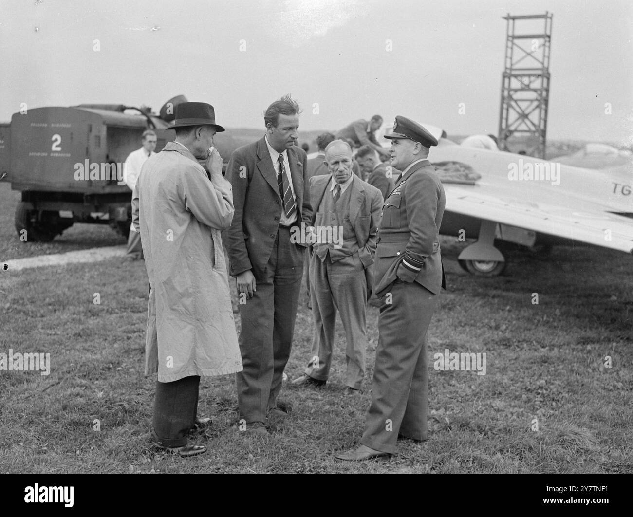 Großbritanniens neues schwanzloses Flugzeug hat Testflug - vielleicht schneller als Weltrekordflugzeug Großbritanniens neuestes Versuchsflugzeug, die de Havilland 108 ( The Swallow ), das über den Weltrekordkurs in der Nähe von Littlehampton geflogen werden soll, Sussex ' um wissenschaftliche Daten zu liefern', und einen vorläufigen Testflug in Hatfield, Herts. Die Swallow, die schneller als die Gloster Meteor-Doppeljet-Maschine ist, die den Weltrekord von 616 Stundenkilometern aufstellte, hat nach hinten geschwenkte Flügel und nicht das Schwanz. Er wird von einem einzigen hochgestuften de Havilland Goblin-Jet-Motor angetrieben. Foto zeigt: Eine Konferenz vor dem S Stockfoto Großbritanniens neues schwanzloses Flugzeug hat Testflug - vielleicht schneller als Weltrekordflugzeug Großbritanniens neuestes Versuchsflugzeug, die de Havilland 108 ( The Swallow ), das über den Weltrekordkurs in der Nähe von Littlehampton geflogen werden soll, Sussex ' um wissenschaftliche Daten zu liefern', und einen vorläufigen Testflug in Hatfield, Herts. Die Swallow, die schneller als die Gloster Meteor-Doppeljet-Maschine ist, die den Weltrekord von 616 Stundenkilometern aufstellte, hat nach hinten geschwenkte Flügel und nicht das Schwanz. Er wird von einem einzigen hochgestuften de Havilland Goblin-Jet-Motor angetrieben. Foto zeigt: Eine Konferenz vor dem S Stockfoto