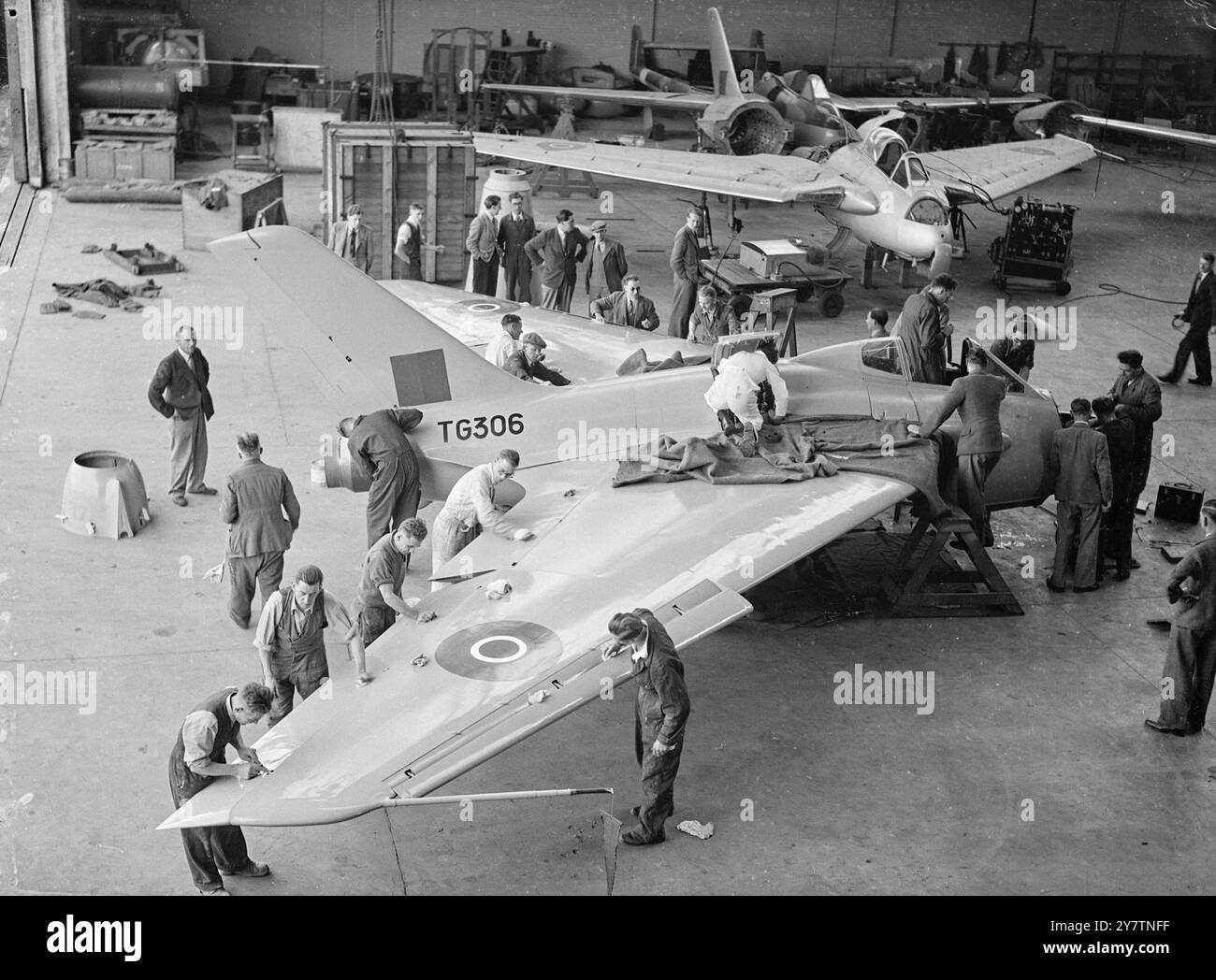 Großbritanniens neues schwanzloses Flugzeug hat Testflug - vielleicht schneller als Weltrekordflugzeug Großbritanniens neuestes Versuchsflugzeug, die de Havilland 108 ( The Swallow ), das über den Weltrekordkurs in der Nähe von Littlehampton geflogen werden soll, Sussex ' um wissenschaftliche Daten zu liefern', und einen vorläufigen Testflug in Hatfield, Herts. Die Swallow, die schneller als die Gloster Meteor-Doppeljet-Maschine ist, die den Weltrekord von 616 Stundenkilometern aufstellte, hat nach hinten geschwenkte Flügel und nicht das Schwanz. Er wird von einem einzigen hochgestuften de Havilland Goblin-Jet-Motor angetrieben. Foto zeigt: Die Schwalbe hat eine fina Stockfoto Großbritanniens neues schwanzloses Flugzeug hat Testflug - vielleicht schneller als Weltrekordflugzeug Großbritanniens neuestes Versuchsflugzeug, die de Havilland 108 ( The Swallow ), das über den Weltrekordkurs in der Nähe von Littlehampton geflogen werden soll, Sussex ' um wissenschaftliche Daten zu liefern', und einen vorläufigen Testflug in Hatfield, Herts. Die Swallow, die schneller als die Gloster Meteor-Doppeljet-Maschine ist, die den Weltrekord von 616 Stundenkilometern aufstellte, hat nach hinten geschwenkte Flügel und nicht das Schwanz. Er wird von einem einzigen hochgestuften de Havilland Goblin-Jet-Motor angetrieben. Foto zeigt: Die Schwalbe hat eine fina Stockfoto