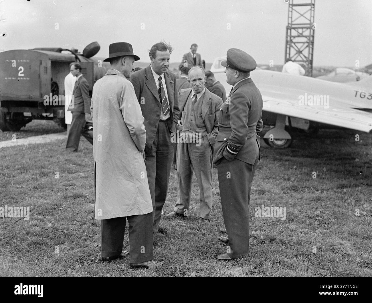 Großbritanniens neues schwanzloses Flugzeug hat Testflug - vielleicht schneller als Weltrekordflugzeug Großbritanniens neuestes Versuchsflugzeug, die de Havilland 108 ( The Swallow ), das über den Weltrekordkurs in der Nähe von Littlehampton geflogen werden soll, Sussex ' um wissenschaftliche Daten zu liefern', und einen vorläufigen Testflug in Hatfield, Herts. Die Swallow, die schneller als die Gloster Meteor-Doppeljet-Maschine ist, die den Weltrekord von 616 Stundenkilometern aufstellte, hat nach hinten geschwenkte Flügel und nicht das Schwanz. Er wird von einem einzigen hochgestuften de Havilland Goblin-Jet-Motor angetrieben. Foto zeigt: Eine Konferenz vor dem S Stockfoto Großbritanniens neues schwanzloses Flugzeug hat Testflug - vielleicht schneller als Weltrekordflugzeug Großbritanniens neuestes Versuchsflugzeug, die de Havilland 108 ( The Swallow ), das über den Weltrekordkurs in der Nähe von Littlehampton geflogen werden soll, Sussex ' um wissenschaftliche Daten zu liefern', und einen vorläufigen Testflug in Hatfield, Herts. Die Swallow, die schneller als die Gloster Meteor-Doppeljet-Maschine ist, die den Weltrekord von 616 Stundenkilometern aufstellte, hat nach hinten geschwenkte Flügel und nicht das Schwanz. Er wird von einem einzigen hochgestuften de Havilland Goblin-Jet-Motor angetrieben. Foto zeigt: Eine Konferenz vor dem S Stockfoto