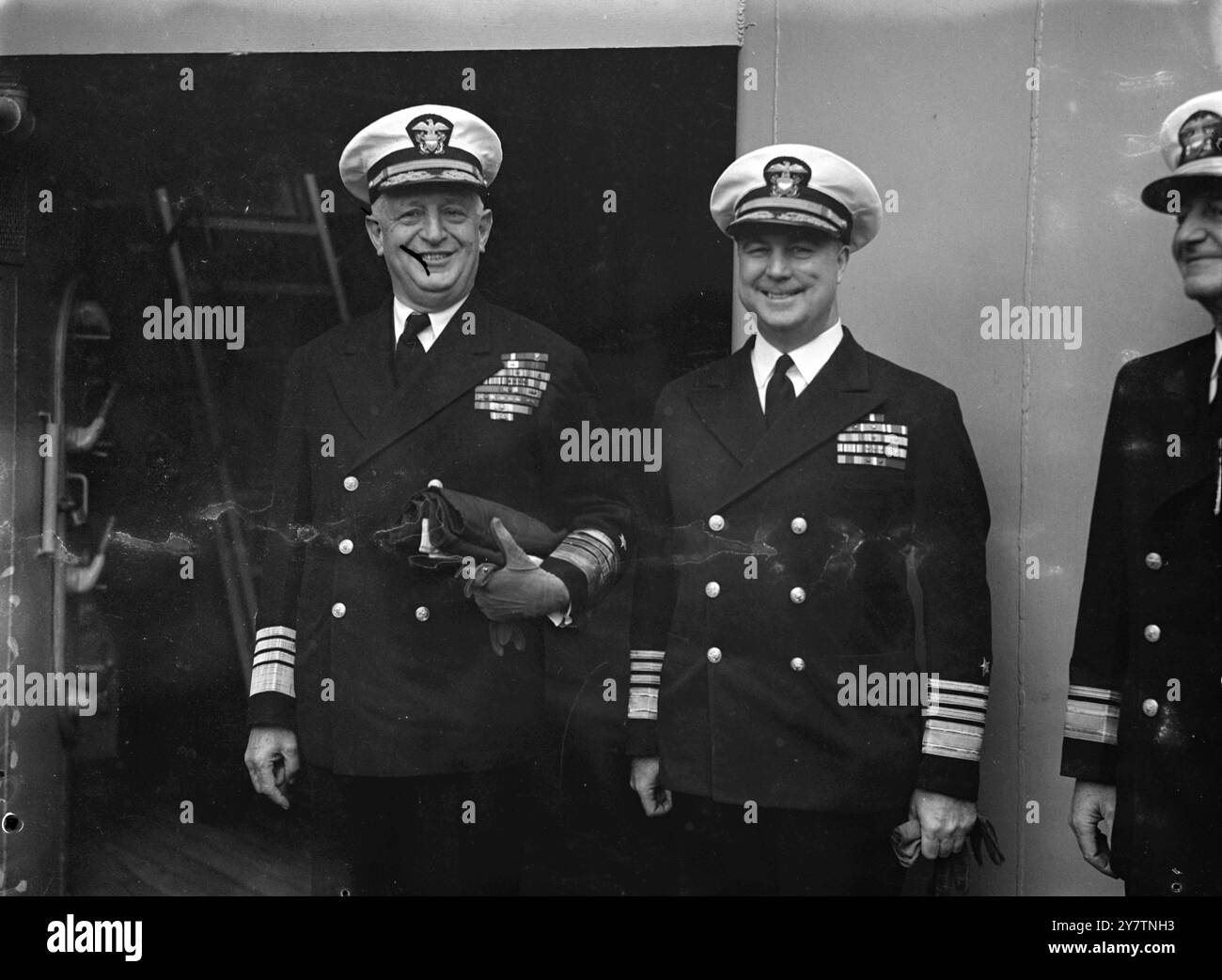 Der neue US Navy Commander in Europa übernimmt bei einer Zeremonie an Bord der USS Houston in Southampton die Führung der United States Naval Forces in Europa von Admiral H Kent Hewitt. Foto zeigt: Admiral H Kent Hewitt mit Admiral Richard L Conolly, dem neuen Commander am 24. September 1946 Stockfoto