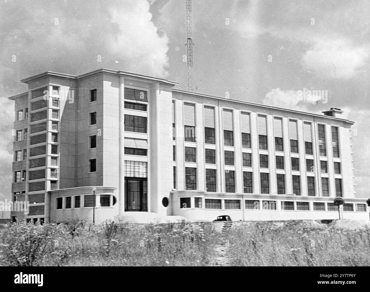 Fotoshows: Blick auf die neue moderne und leistungsstarke „Radiostation“ in der Nähe von Vierzon. Es wurde soeben in Betrieb genommen und sendet erst in den ersten Wochen von 19:00 bis Mitternacht, bis der 24-Stunden-Zeitplan in Kraft ist. Die Station arbeitet mit zwei Sendern von je 450 Kilowatt. Pläne sehen die Installation eines leistungsstarken Kurzwellensenders vor, mit dem Frankreich regelmäßige Programme an seine Kolonien senden und die Hörer in vielen anderen Ländern hören können. August 1939 Stockfoto