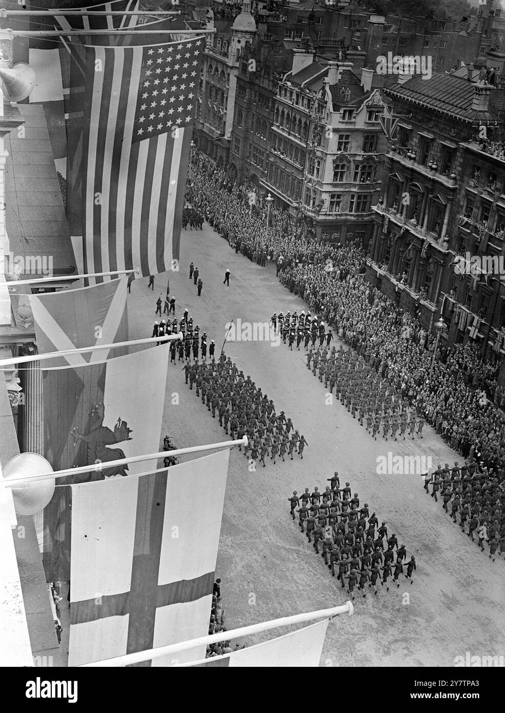 DIE KRIEGSSIEGER ZIEHEN DURCH LONDON, während MILLIONEN von Menschen auf der Strecke drangen, eine Marschkolonne von 21000 Soldaten aus dem gesamten britischen Empire und aus alliierten Ländern und eine mechanisierte Kolonne von 480 Fahrzeugen, von Jeeps bis zu den schwersten gepanzerten Kampfmaschinen, die die Straßen londons zur Feier des Siegtages durchquerten. Berühmte Kommandanten fuhren in der Prozession, und Sonderkontingente repräsentierten Arbeiter und Verteidiger der Heimatfront. König Georg VI., der von anderen Mitgliedern der königlichen Familie begleitet wurde, nahm den Gruß in der Mall. Foto Zeigt: Bir Stockfoto