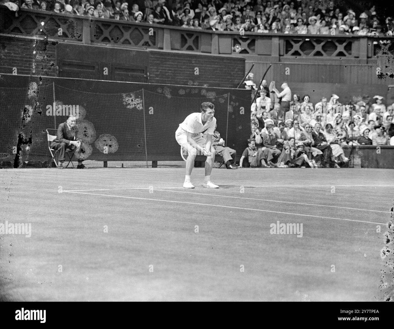 Frank Sedgeman, 22 Jahre alter Australier, spielte im Finale der Männer-Singles der Wimbledon Lawn Tennis Championships auf dem Centre Court. Bisher hat der Amerikaner die Führung: 6-1, 8-10, 6-2. Beide Spieler waren beim gestrigen Marathon (Donnerstag) im Doppel-Spiel, das auf 29:31. 7. Juli 1950 Stockfoto