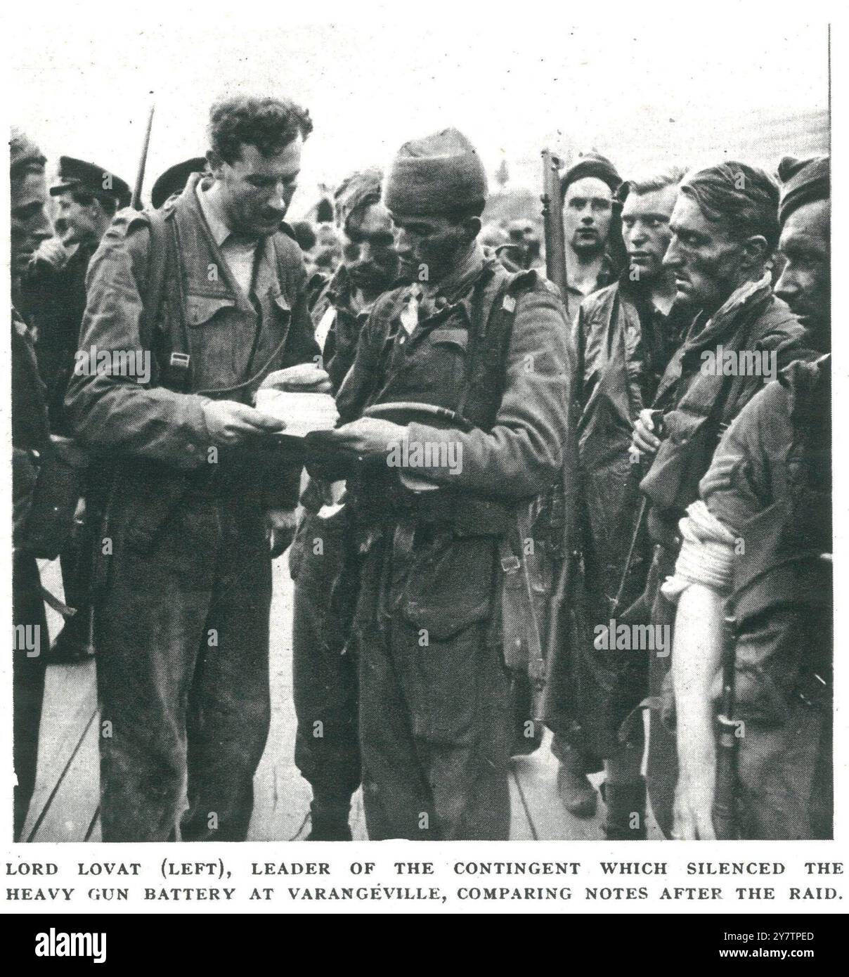 Dieppe RAID - 19. August 1942 Lord Lovat (links), Anführer des Kontingents, das die schwere Geschützbatterie in Varangeville zum Schweigen brachte, verglich Notizen nach dem Angriff. August 1942 Stockfoto