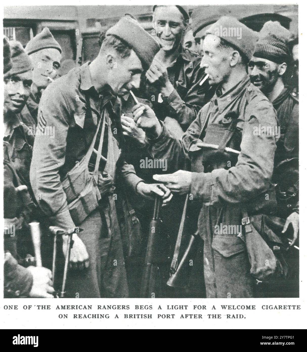 The Dieppe RAID - 19. August 1942einer der American Rangers bittet um eine willkommene Zigarette, wenn er nach dem Angriff einen britischen Hafen erreicht. August 1942 Stockfoto