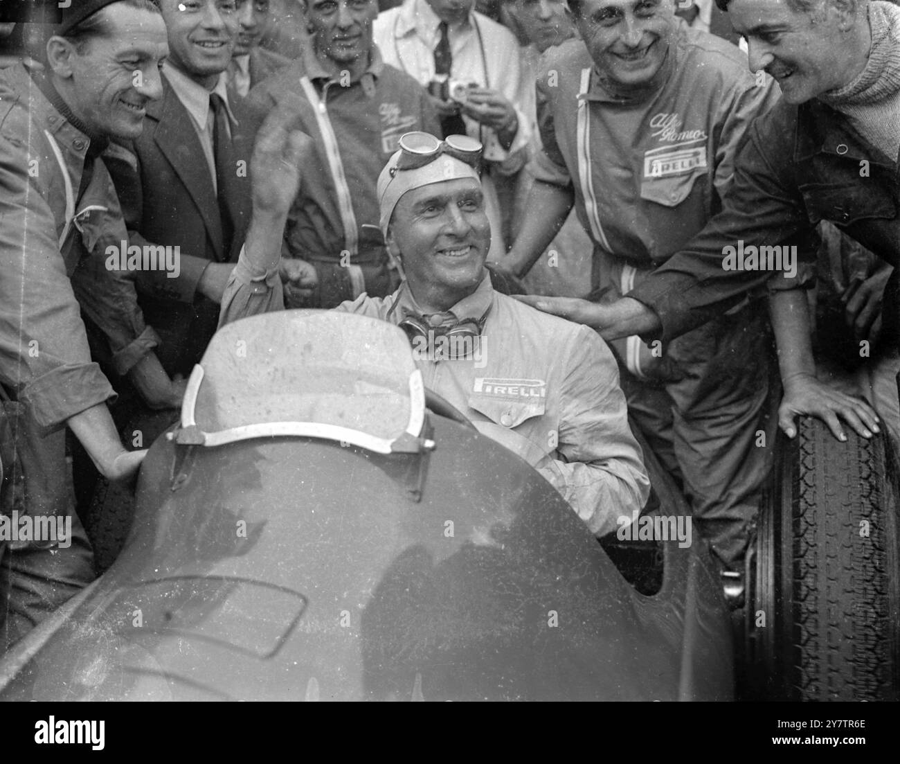 ITALIENER GEWINNT DAS INTERNATIONALE TROPHÄENRENNEN IN SILVERSTONE. Ein triumphaler Giuseppe Farina aus Italien wird gratuliert, nachdem er heute Nachmittag (Saturaday) das Ineternational Trophy-Rennen in seinem Alpha Romeo gewonnen hat. Der britische Rennwagen „Hope“, der BRM, konnte während des zweiten Rennens nicht starten und musste zurückgezogen werden, Silverstone, Northamptonshire, England. 26. August 1950 Stockfoto