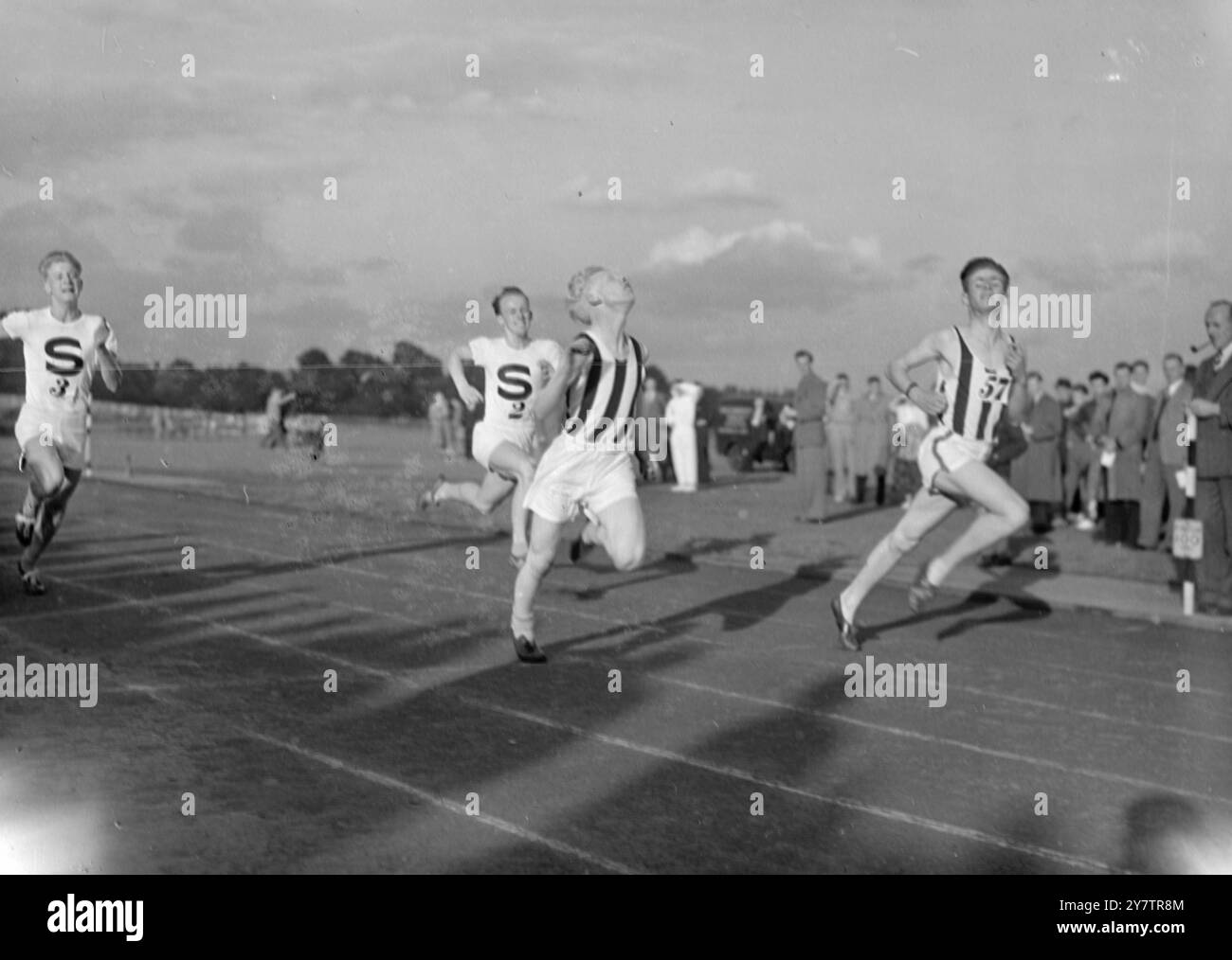 SPARTA AC COPENHAGEN VS SHAFTESBURY HARRIERS das Ziel der 100 Meter langen Juniorveranstaltung des sportlichen Meetings auf der Strecke Parliament Hill Fields zwischen Shaftesbury Harriers und Sparta AC - Kopenhagen. Der englische Verein belegte in diesem Rennen den ersten und zweiten Platz, wobei er B Miller (Nr. 57) gewann, gefolgt von F Good. B Wendleboe (Sparta) belegte den dritten Platz. 17. Juli 1950 Stockfoto