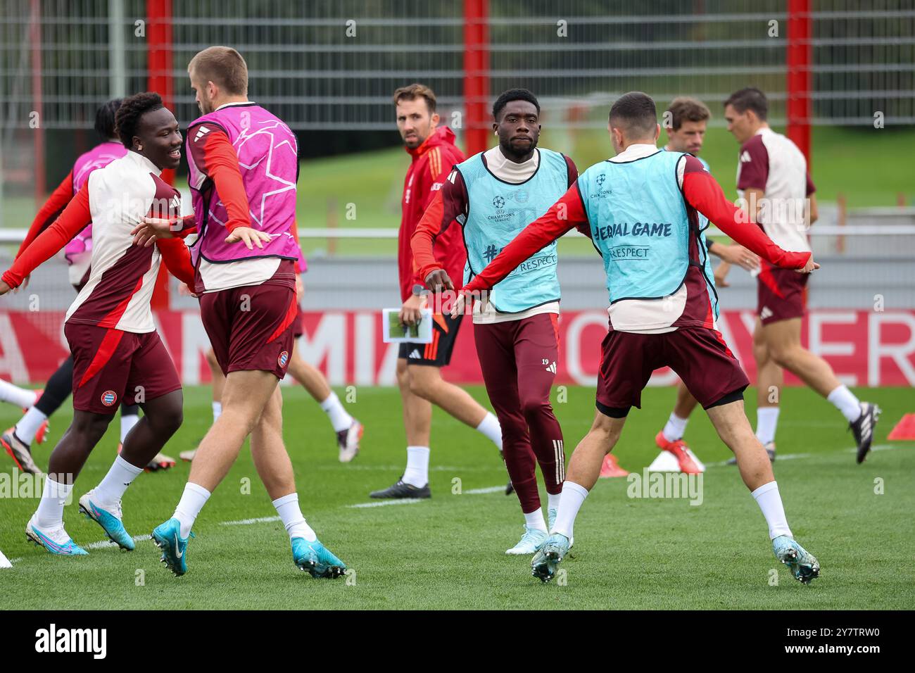 Alphonso Davies (FC Bayern München, 19) beim Training, mit Eric Dier (FC Bayern München, 15) und Nestroy Irankunda (FC Bayern München, 31) mit Arijon Ibrahimovic (FC Bayern München, 20), Abschlusstraining, FC Bayern München, Fussball, UEFA Champions League, 2. Spieltag, Saison 24/25, 01.10.2024, Foto: Eibner-Pressefoto/Jenni Maul Stockfoto