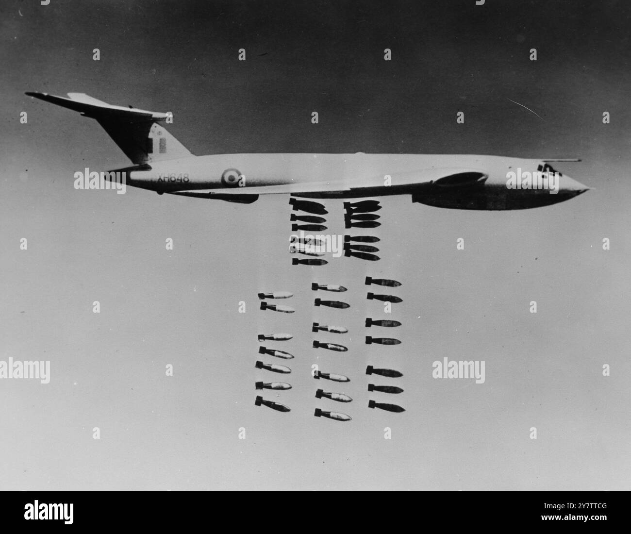 491129 WIE UNLÄNGST BEKANNT GEGEBEN WURDE, IST EIN WEITERER TEIL DER V-FORCE DES BOMBERKOMMANDOS DER ROYAL AIR FORCE BEREIT, BEI BEDARF IN DEN FERNEN OSTEN ZUM SUP¬HAFEN MALAYSIA GEGEN DIE INDONESISCHE KONFRONTATION ZU GEHEN. NEBEN IHRER NUKLEAREN ROLLE KÖNNEN DIE V-BOMBER MIT ORTHODOXEN HOCHSPRENGBOMBEN OPERIEREN. HIER WIRD EIN SIEGER GESEHEN, DER WÄHREND DES TRAININGS 35 1.000 PFÜNDER ABWIRFT. VERTEIDIGUNGSMINISTERIUM (KÖNIGLICHE LUFTWAFFE). 6. JANUAR 1965 Stockfoto