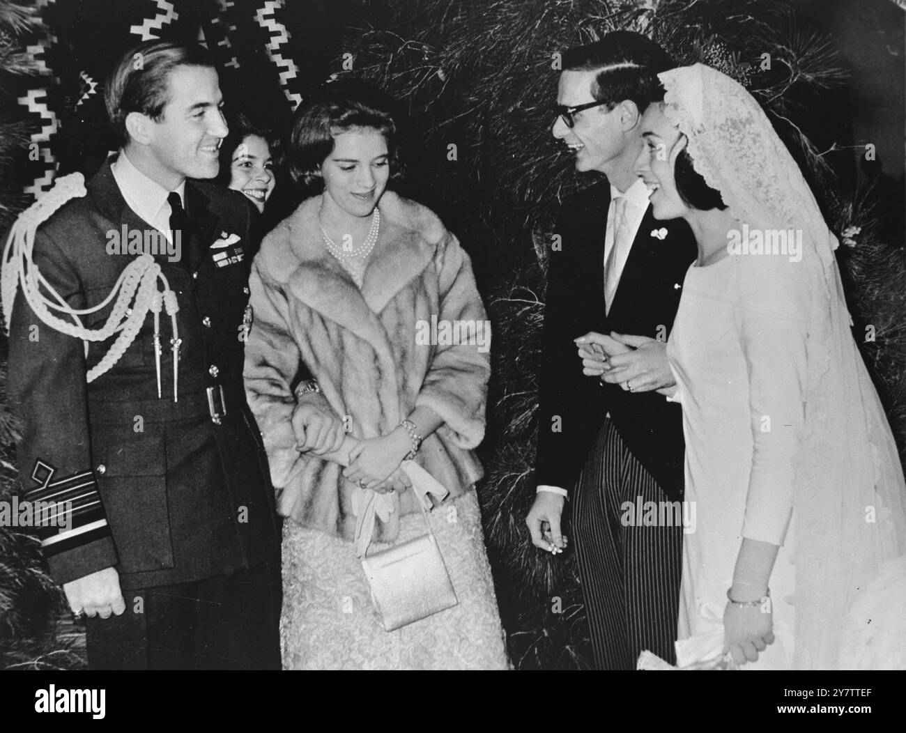 491301 EIN KÖNIG WAR SEIN BESTER MANN ATHEN: KÖNIG KONSTANTIN VON DEN HELLENEN UND SEINE IN DÄNEMARK GEBORENE FRAU, KÖNIGIN ANNE-MARIE, SPRECHEN MIT DER GLÜCKLICHEN BRAUT UND DEM BRÄUTIGAM, ALS SIE AN DER HOCHZEIT IN ATHEN AM 7. JANUAR ZWISCHEN MR STEPHANOS GEROULANOS, BRUDER DES SEKRETÄRS DES KÖNIGS, UND MISS NADA PAPADOPOULOS. KÖNIG KONSTANTIN FUNGIERTE ALS BESTER MANN BEI DER ZEREMONIE. 9. JANUAR 1965 Stockfoto