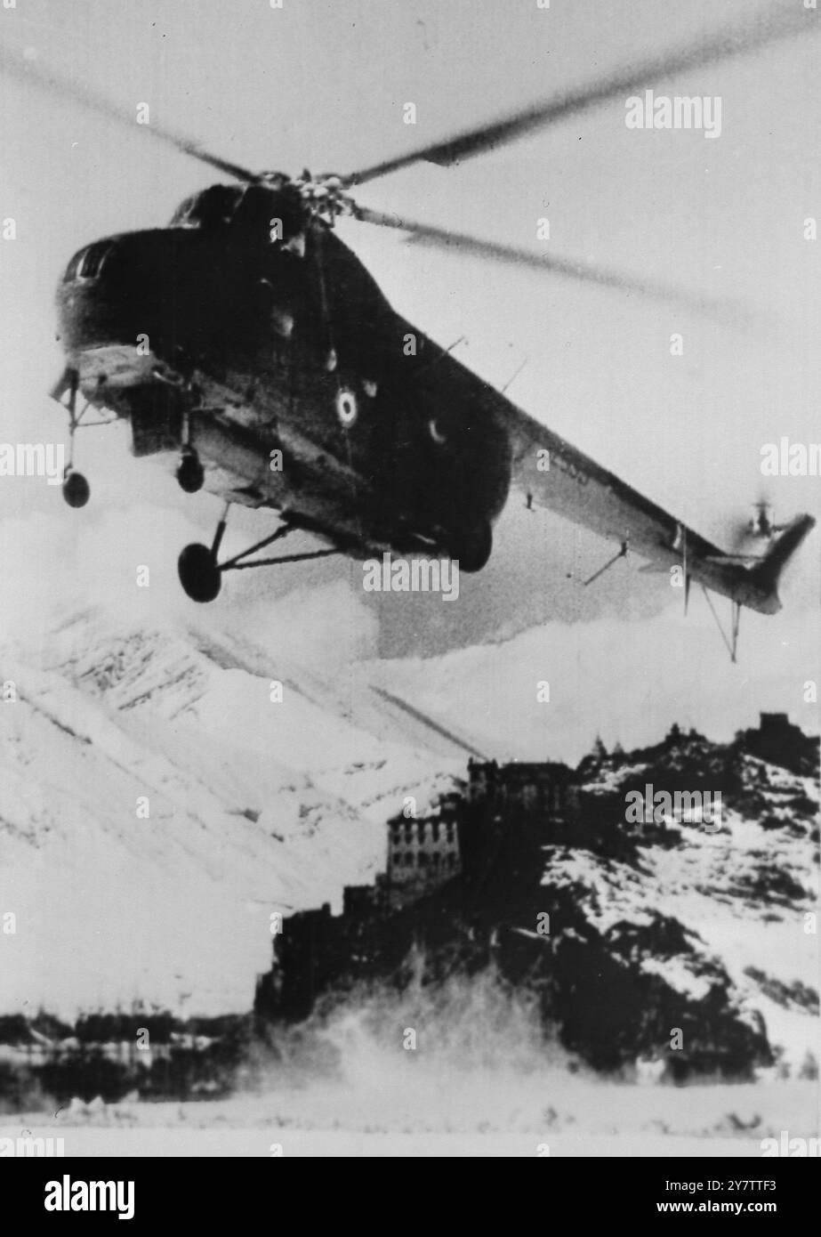 Der Helikopter der indischen Luftwaffe fliegt medizinische Vorräte und kranke Soldaten von abgelegenen Grenzposten in den Bergen. Ladakh, Indien. 6. Januar 1965 Stockfoto