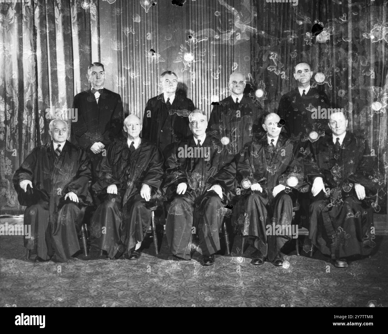 Eine Sondersitzung des Obersten Gerichtshofs der Vereinigten Staaten hat die Entscheidung des Richters des Obersten Gerichtshofs William O Douglas aufgehoben, der den Atomspionen Julius und Ethel Rosenberg am 17. Juni 1953 die Aussetzung der Hinrichtung gewährte. Foto zeigt: Ein aktuelles Bild der neun Mitglieder des höchsten Gerichts der Vereinigten Staaten. Von LtoR: Felix Frankfurter, Hugo L Black, Chief Justice Fred M Vinson, Stanley F Reed und William O Douglas. In der hinteren Reihe LtoR Tom C Clarke; Robert Jackson; Harold H Burton und Sherman Minton. Für eine Entscheidung sei die Beschlussfähigkeit von sechs der neun Mitglieder erforderlich. 19. Juni 1953 Stockfoto