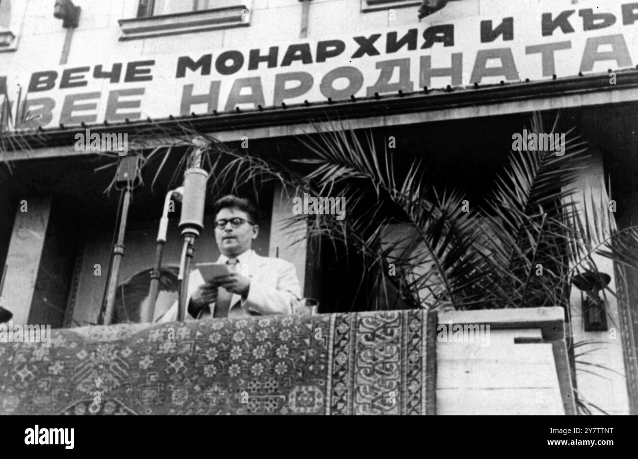 Das Foto zeigt: Traytcho Kostow, stellvertretender bulgarischer Ministerpräsident, Widerstandsführer und Republikaner, spricht über eine Massendemonstration in Sofia nach dem Sieg der Republikaner im Referendum über die Zukunft der Monarchie. Die Volksabstimmung beendet die Herrschaft des Königs Simeon. September 1946 Stockfoto