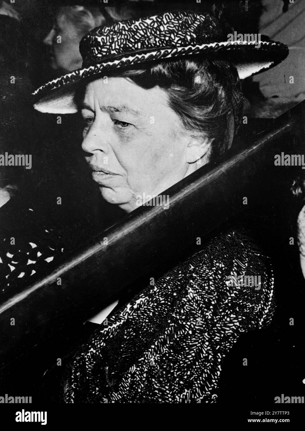 Die erste Dame hört die Rede des Präsidenten vor der gemeinsamen Sitzung Washington DC - Frau Franklin D Roosevelt, die am 16. Mai 1943 auf der Tribüne des Repräsentantenhauses abgebildet ist, als sie Präsident Roosevelt hörte, wie er die gemeinsame Sitzung des Kongresses um mehr als eine Milliarde Dollar für den Aufbau der Luftflotte und die Modernisierung der Armee bat. Stockfoto