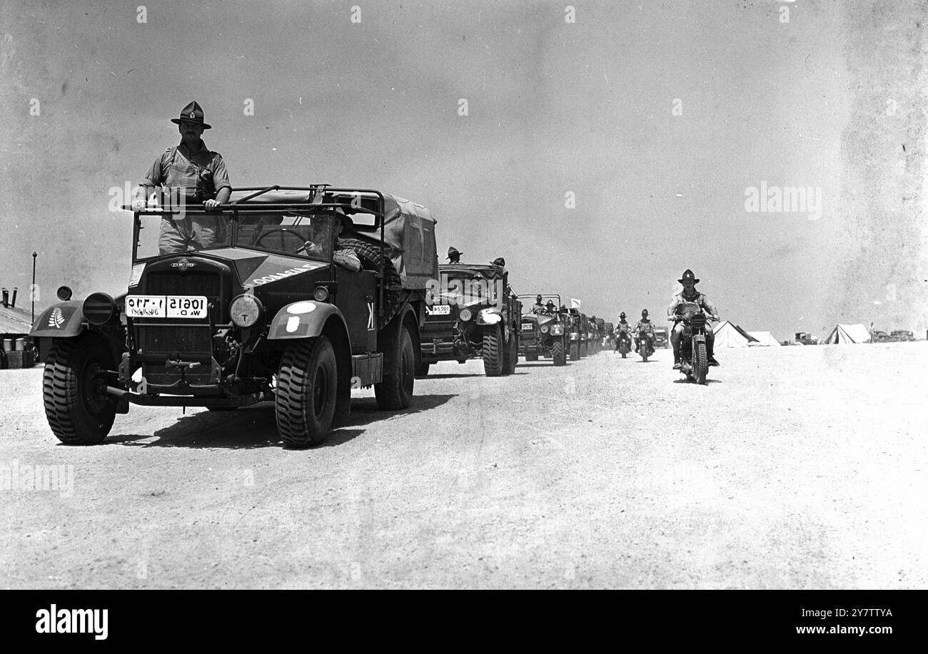 NEUSEELÄNDISCHE ARTILLERIE HAT KAMPFPRAXIS IN DER WÜSTE. Ein Feldregiment neuseeländischer Artillerie mit leichten Feldgeschützen zieht von ihrem Lager in die Wüste, um Kampfentwicklungen durchzuführen. "Die Kolonne, die bereit ist, vom Lager in die Wüste zu ziehen." 24. Juni 1940 Stockfoto