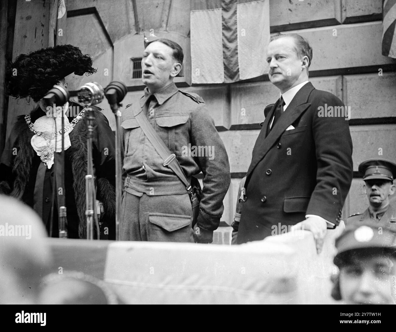 MR. DUFF COOPER REKRUTEN FÜR DAS PIONIERKORPS Mr. Duff Cooper sprach am letzten Tag der Rekrutierungskampagne an potenzielle Rekruten im Herrenhaus. Die Kampagne war so erfolgreich, dass vier neue Unternehmen, die von der City of London bereitgestellt wurden, die Stärke des Auxiliary Pioneer Corps verstärkt wurden. Private J Pollock, ein Rekrut, der am letzten Montag beigetreten ist, sprach auch an die Krone und erzählte seine Erfahrungen seit seinem Beitritt. Phot Shows: Privater J Pollock spricht die Menge im Mansion House an. Mr. Duff Cooper ist rechts zu sehen. 26. April 1940 Stockfoto