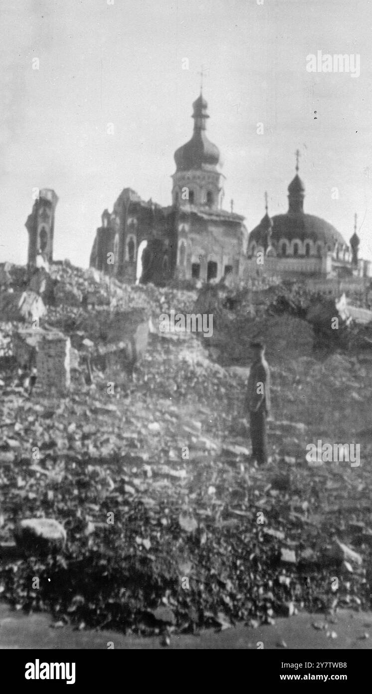 DIE SPUR DES NAZIFOTOS zeigt: Ein Radiobild, das gerade in London empfangen wurde, zeigt die Ruinen der Petschersker Abtei, einer der schönen Kathardenkirchen in Kiew, die von den zurückziehenden Deutschen zerstört wurde, bevor sie die Stadt verließen. 14. November 1943 Stockfoto
