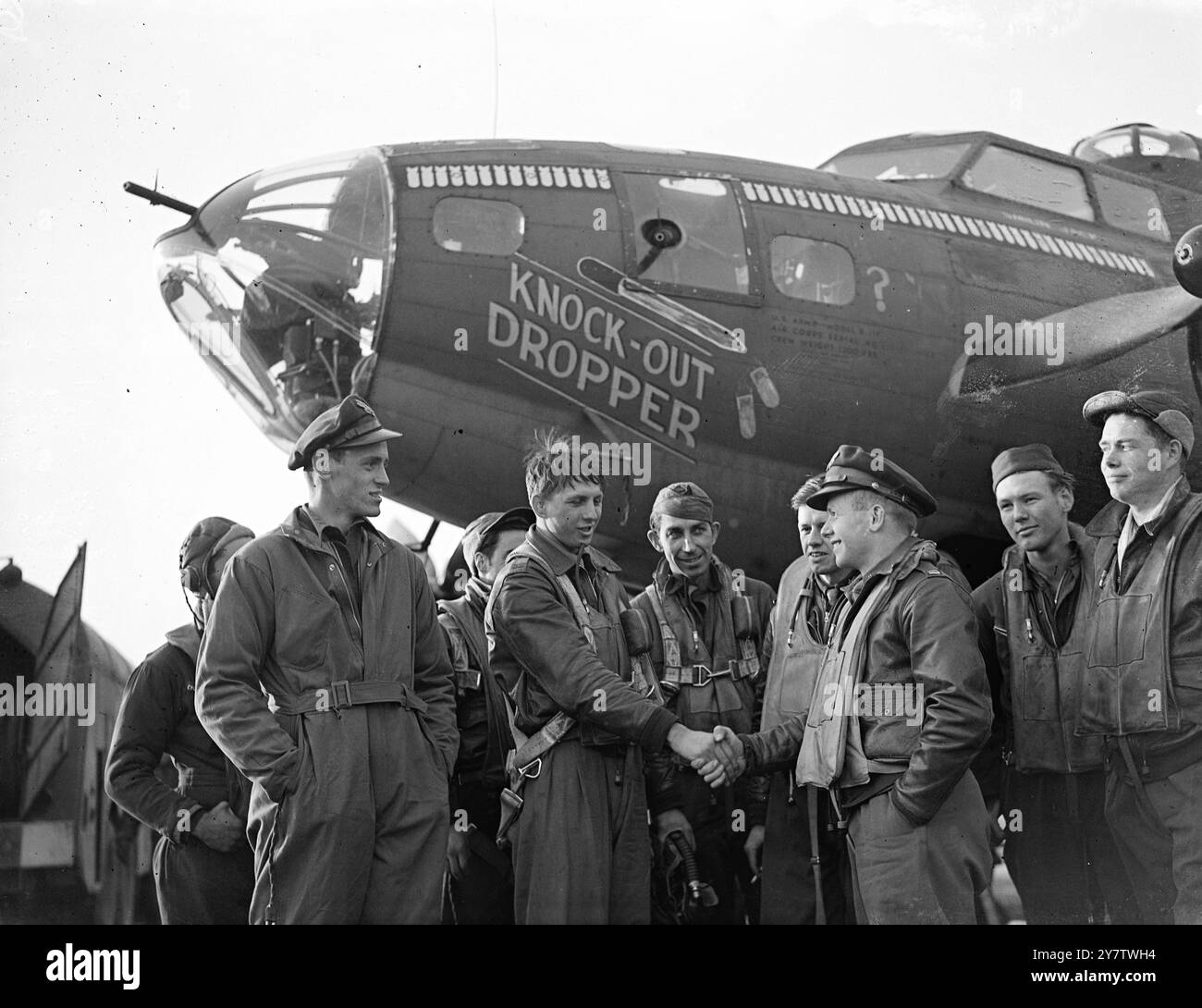 „KNOCK OUT DROPPER“ FÜHRT BEIM BOMBARDEMENT-MARATHON DER FESTUNG VORAN Fotoshows: Zurück von einer Mission gratulieren sich Lieutenant Malcolm E Brown, Pilot von Sylva, North Carolia, und sein Copilot Captain George T Mackin aus Portland, Oregon, nach der Landung. Ganz links befindet sich der Seefahrer Second Lieutenant Hillary C Alloway aus Westby, Wisconsin, und zwischen den Piloten First Lieutenant John M Robinson, der Bombardeur, aus Long Beach Kalifornien. 13. november 1943 Stockfoto