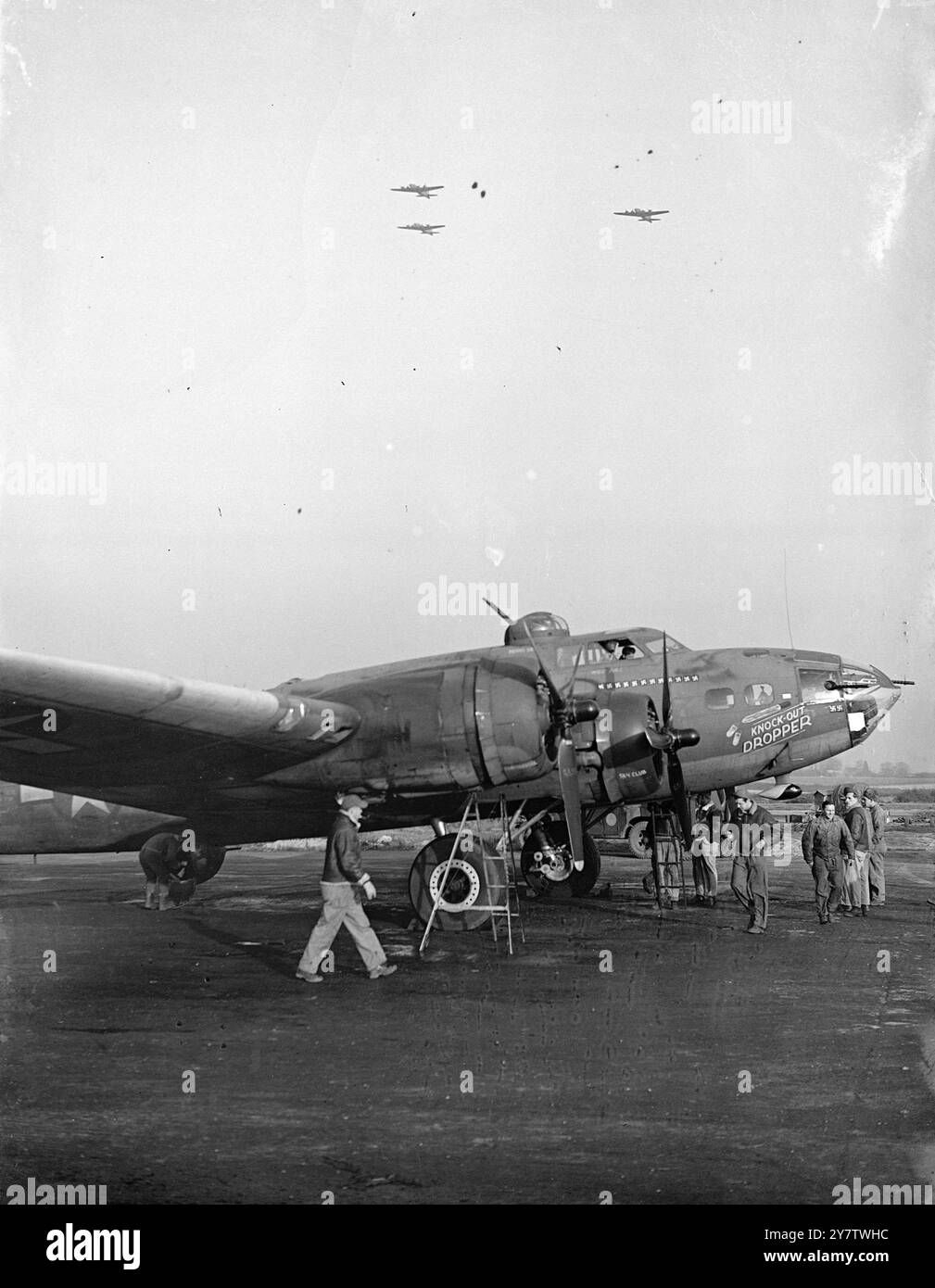 " KNOCK OUT DROPPER " HÄLT DIE FÜHRUNG BEIM BOMBARDEMENT-MARATHON der FLIEGENDEN FESTUNG Foto zeigt: Fliegende Festungen, die am 13. november 1943 an einem Flugplatz "irgendwo in England" vorbeifahren Stockfoto