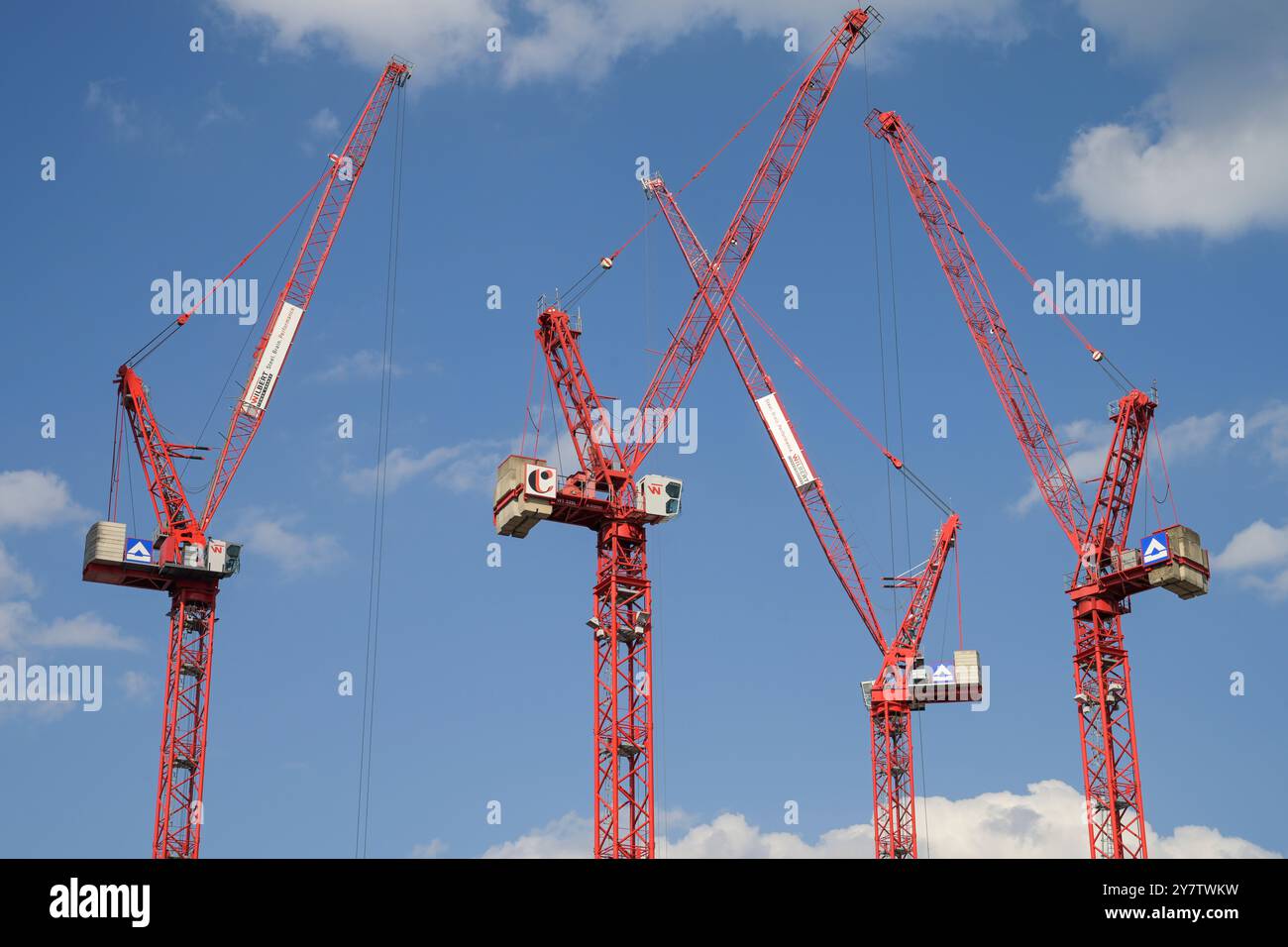 Kräne, Baustelle, neuer Covivio Hochhaus neben dem Park Inn Hotel, Alexanderplatz, Mitte, Berlin, Deutschland, Kräne, Baustelle, neues Covivio- Stockfoto